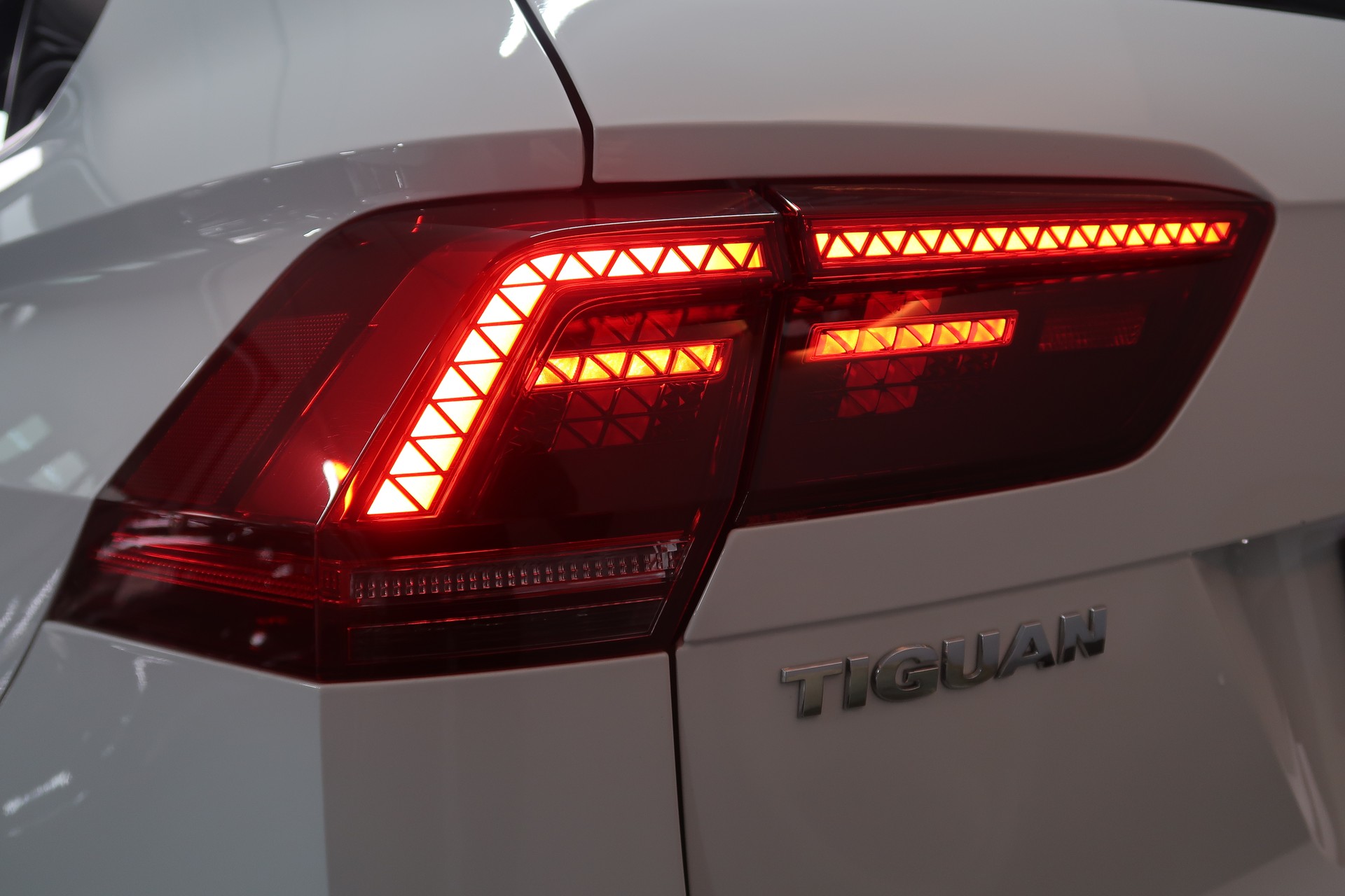 VW Tiguan 2.0 R-Line 4Motion / CH / MFK / GARANTIE-image-11