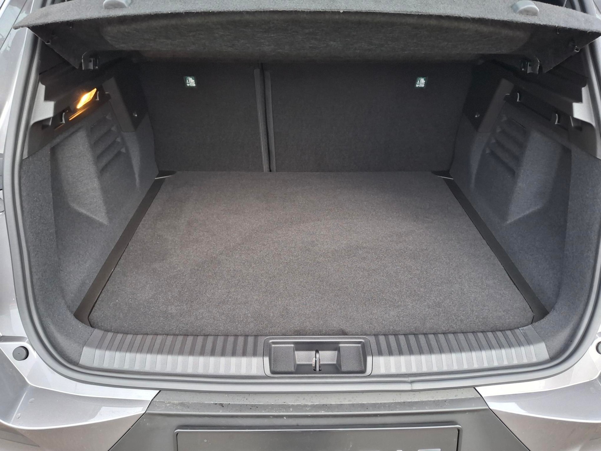 MITSUBISHI Grandis 1.8 HEV Invite+-image-9