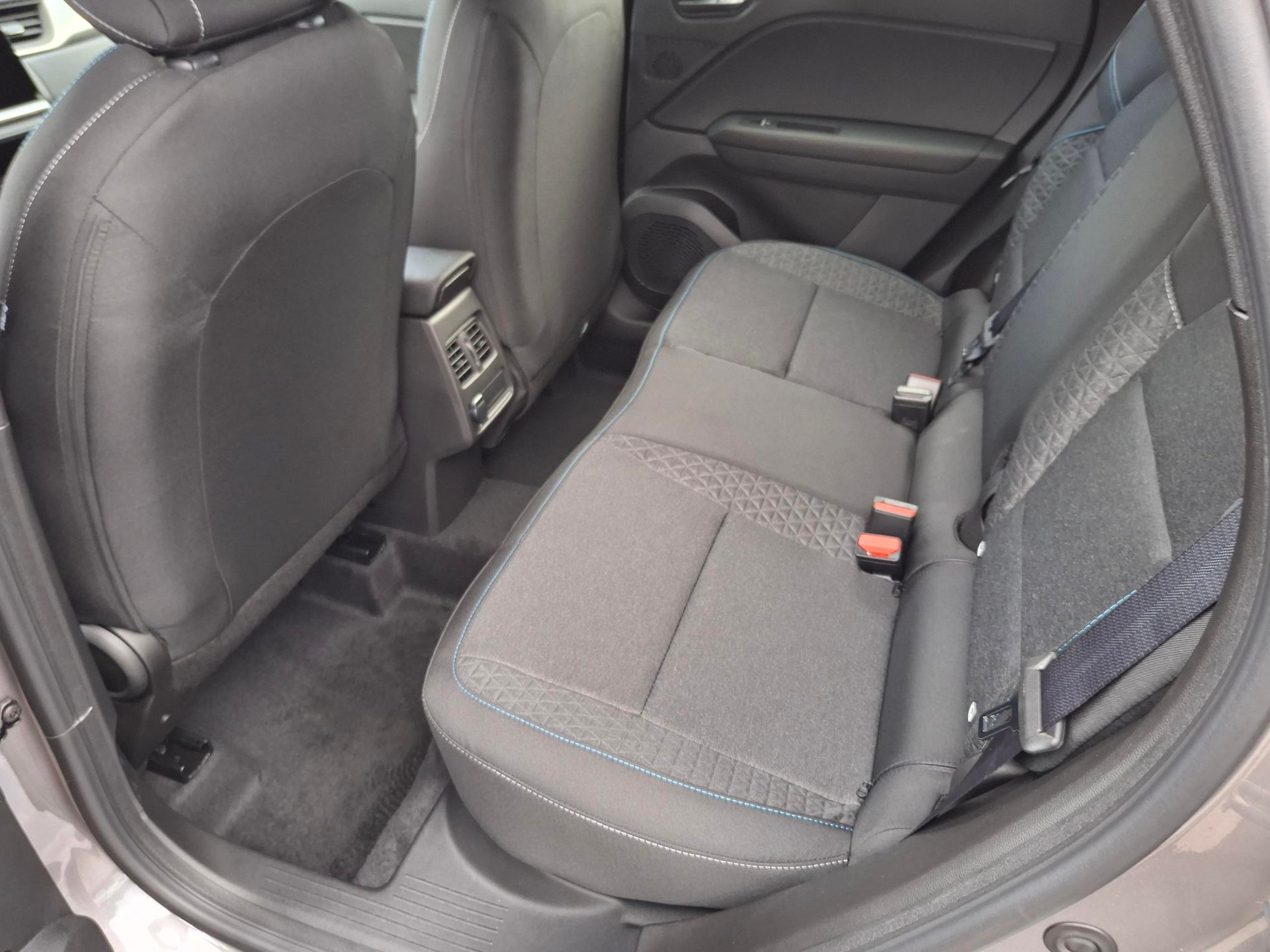 MITSUBISHI Grandis 1.8 HEV Invite+-image-8