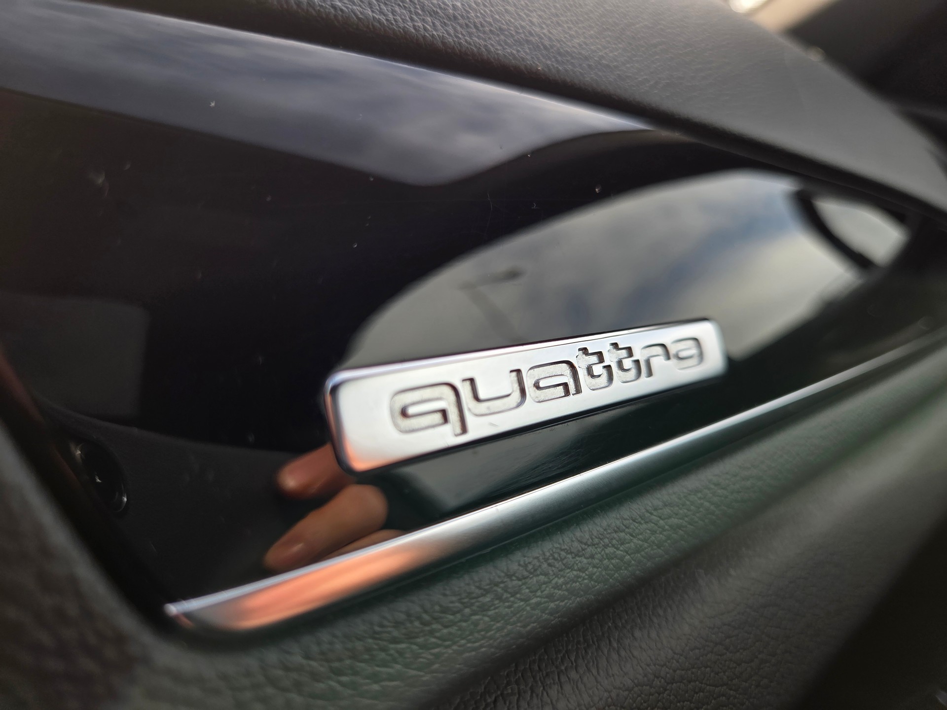 AUDI Q3 2.0 TDI sport quattro S-tronic-image-21