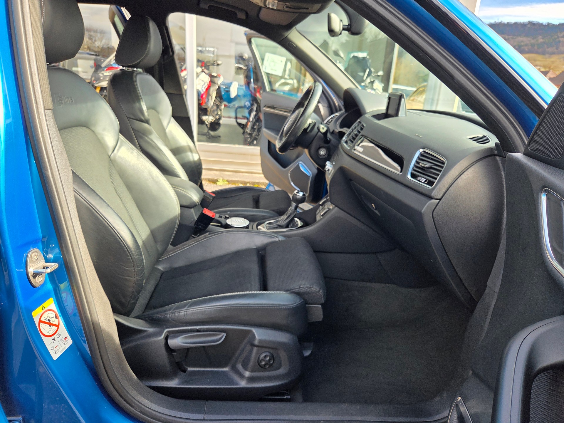 AUDI Q3 2.0 TDI sport quattro S-tronic-image-9