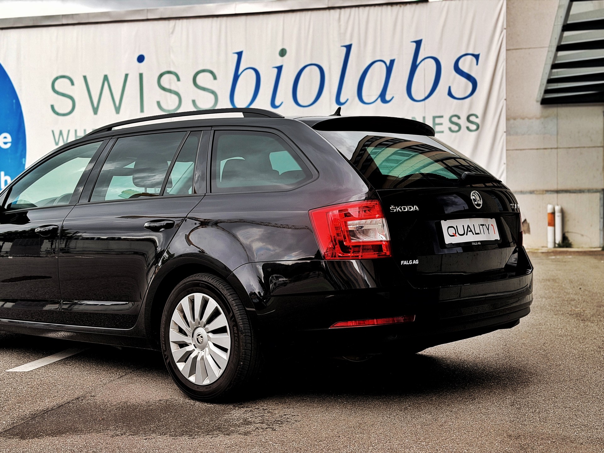 SKODA Octavia Combi 2.0 TDI Ambition DSG-image-11