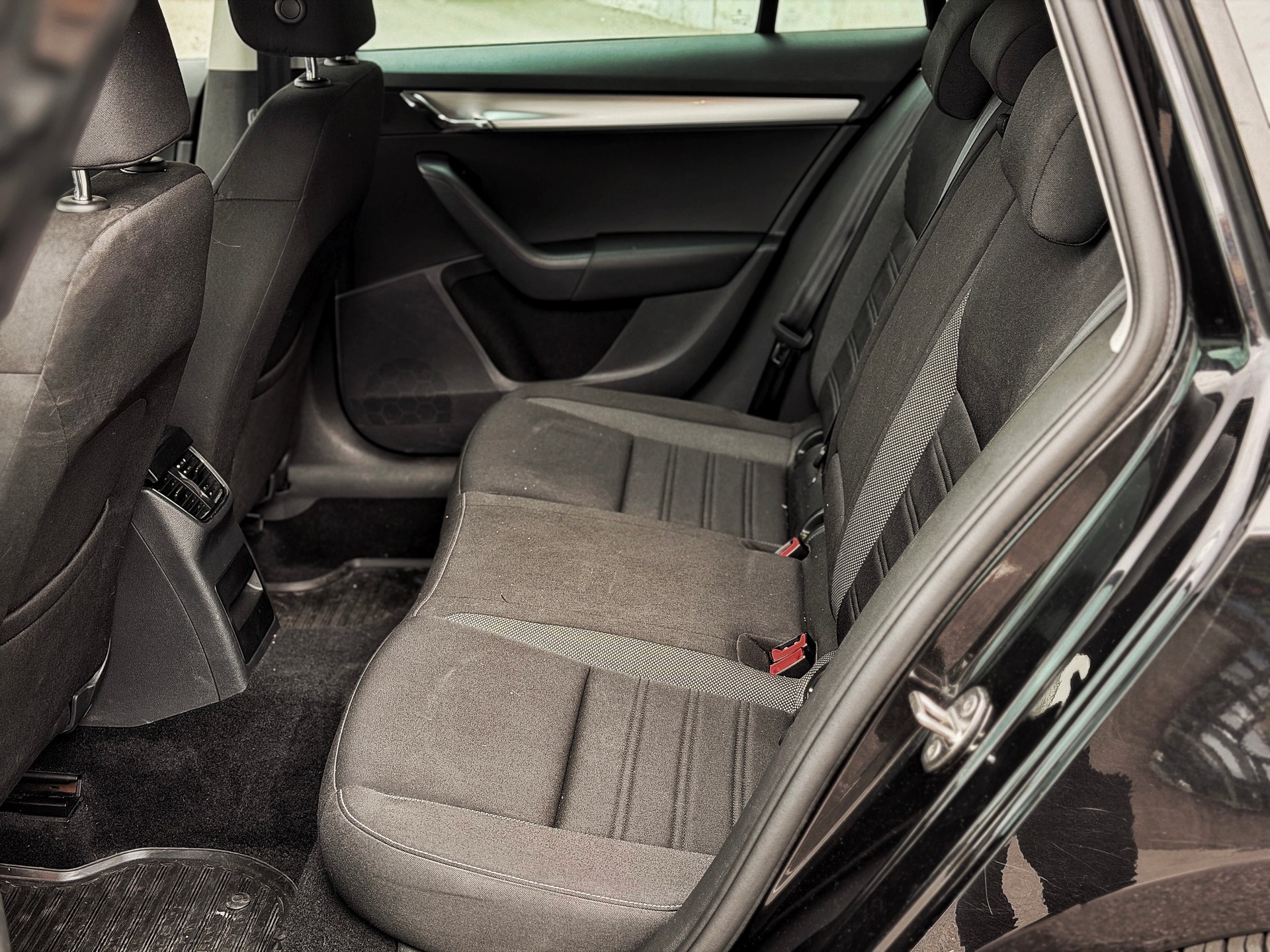 SKODA Octavia Combi 2.0 TDI Ambition DSG-image-16