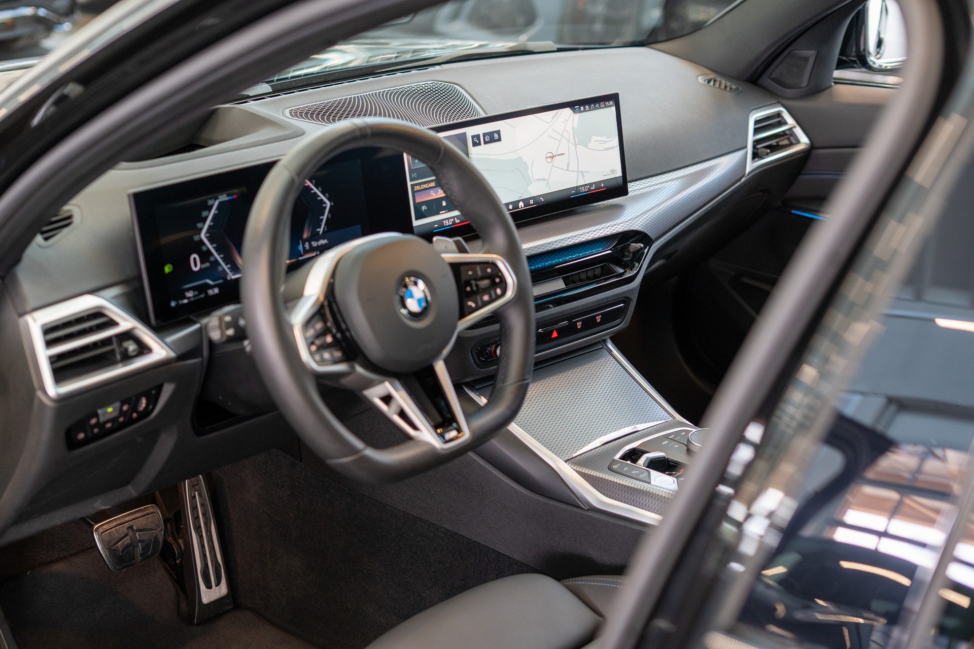 BMW 330i xDrive M Sport SAG / LCI / 360°Kamera / HeadUp-image-9