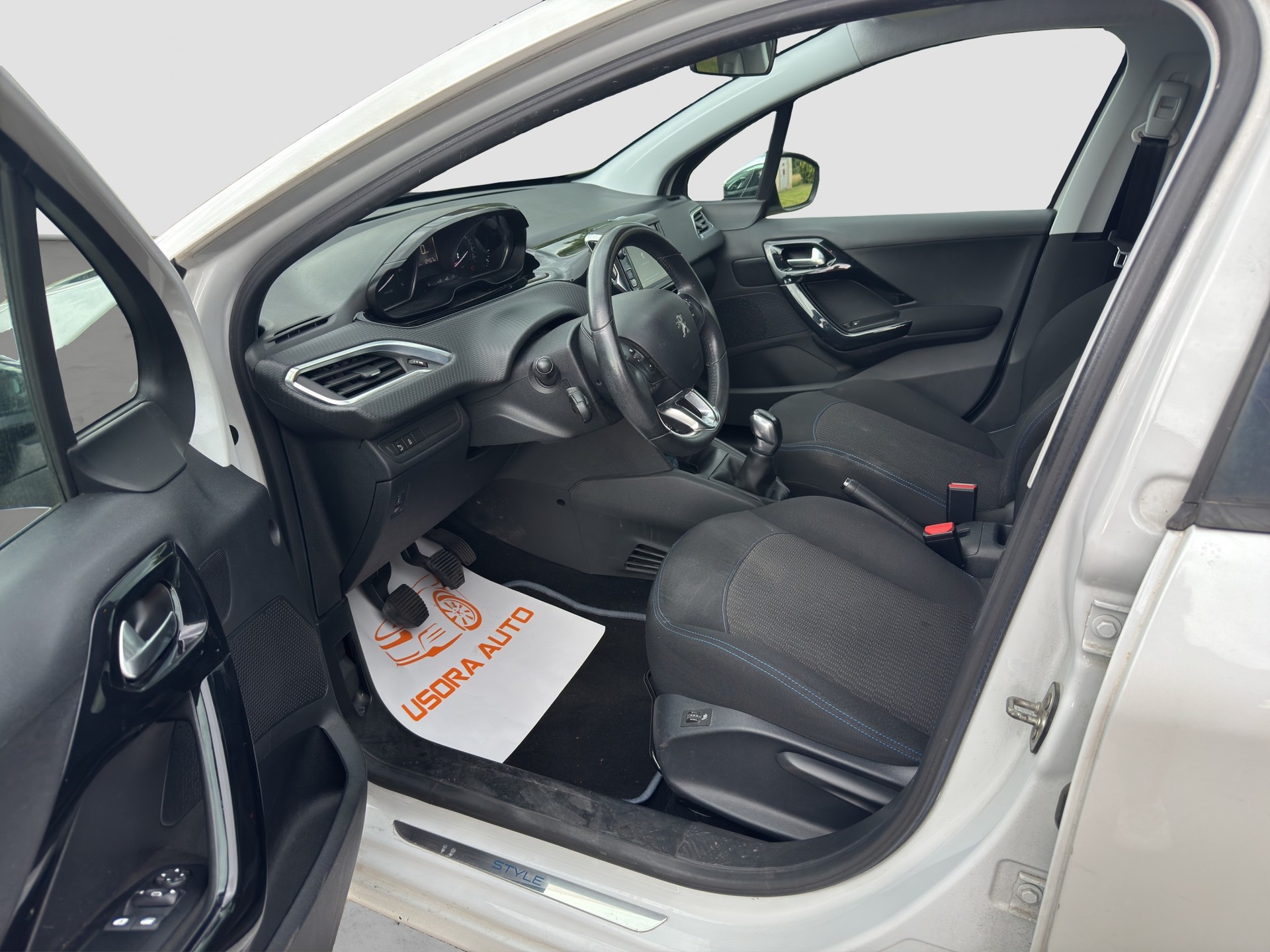 PEUGEOT 208 1.2 PureTech Style-image-11