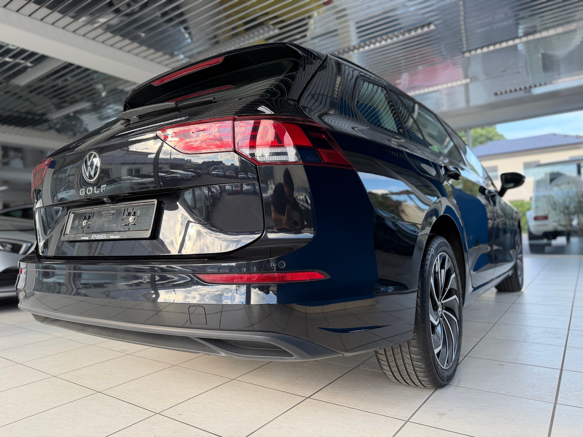 VW Golf Variant 1.5 TSI Life-image-5