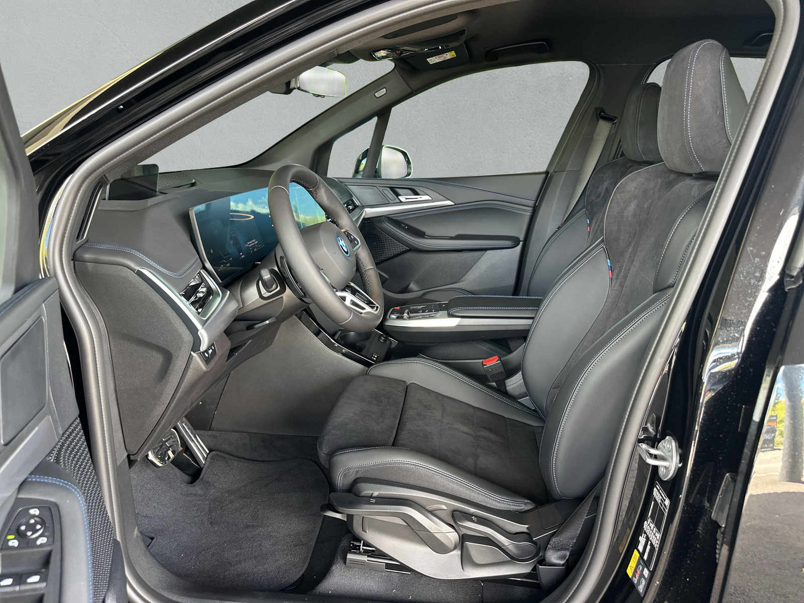 BMW 225e xDrive Active Tourer-image-11