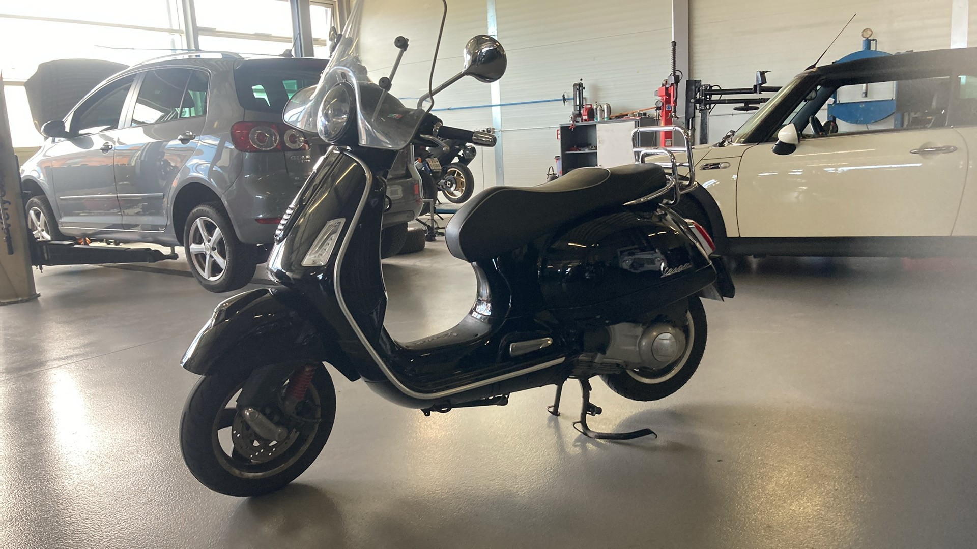 PIAGGIO Vespa GTS Super 300 i.e-image-1
