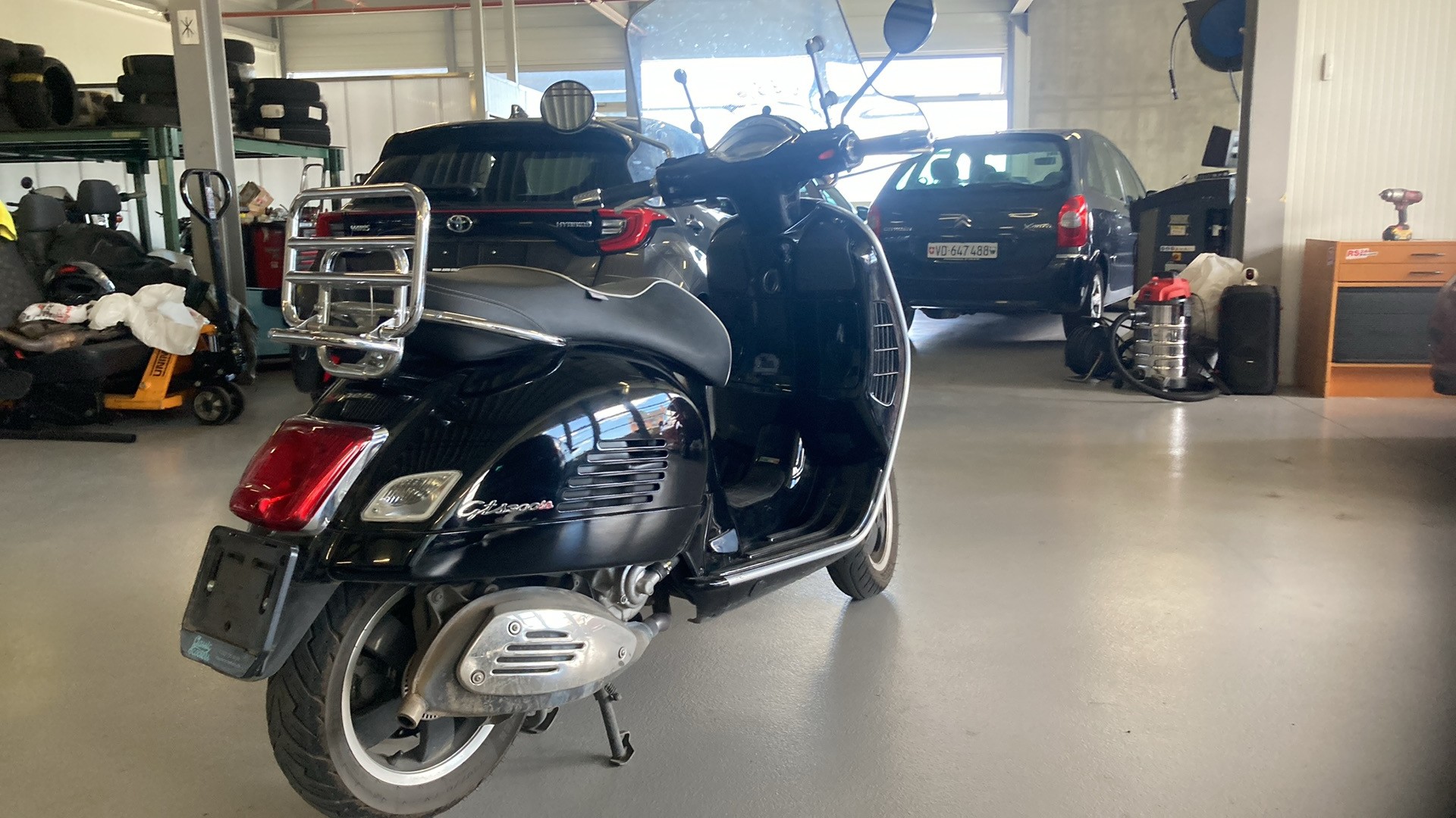 PIAGGIO Vespa GTS Super 300 i.e-image-2