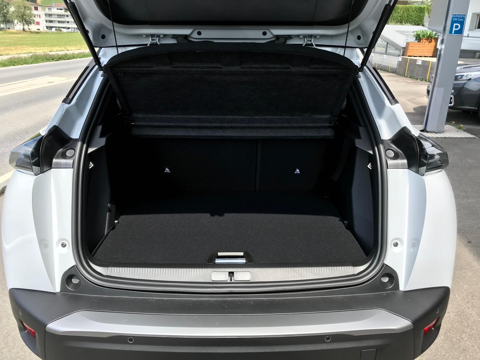 PEUGEOT 2008 1.2 145 MHEV GT Exclusive-image-5