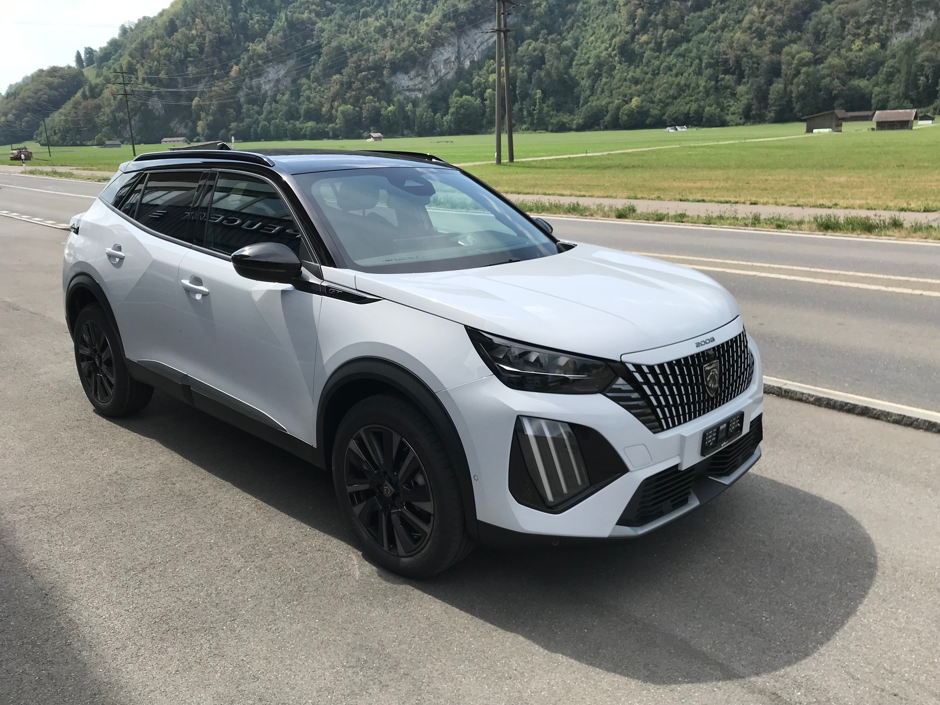 PEUGEOT 2008 1.2 145 MHEV GT Exclusive-showroom-element-1