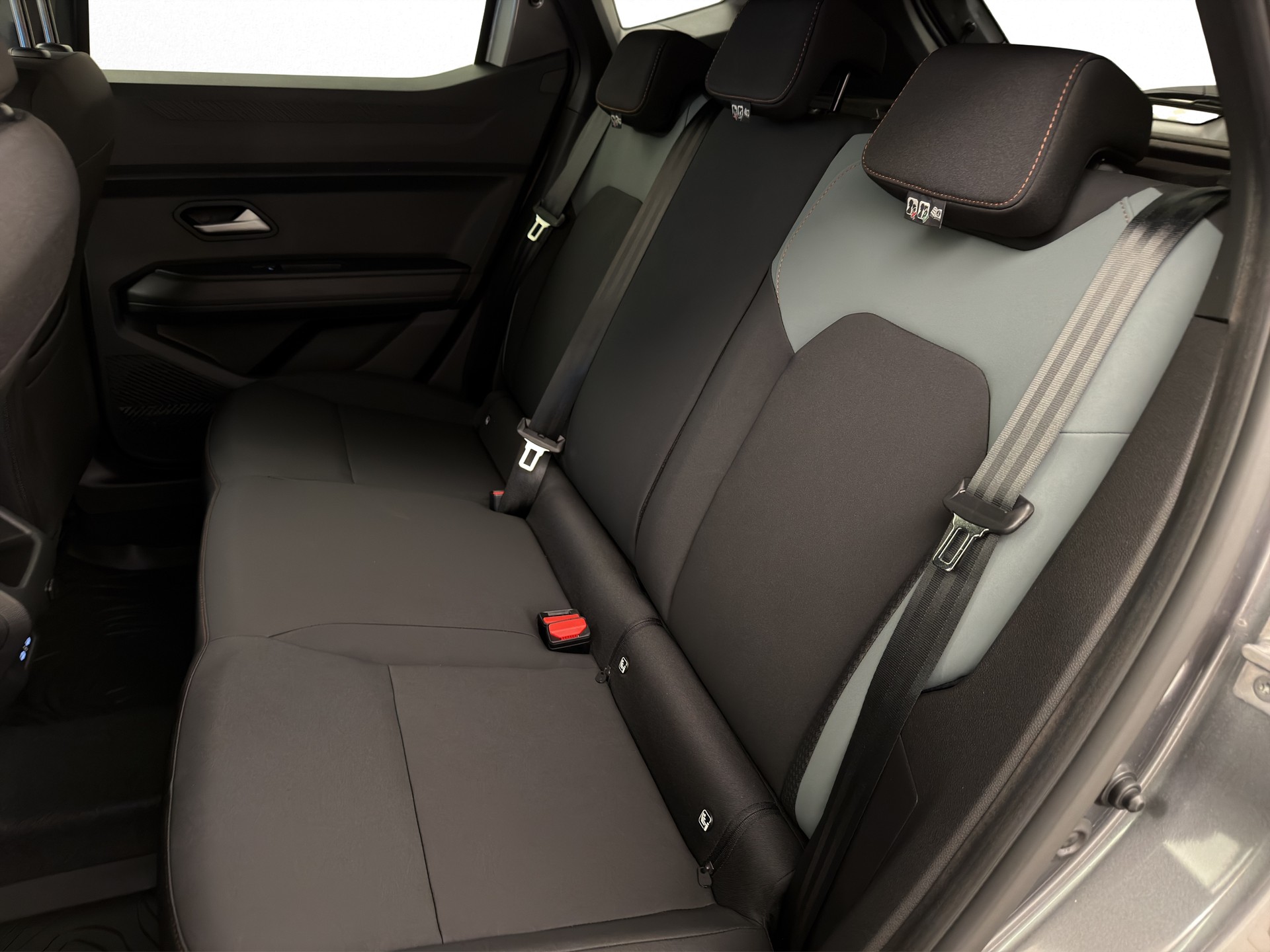DACIA Duster 1.2 Hybrid Extreme 4WD-image-11