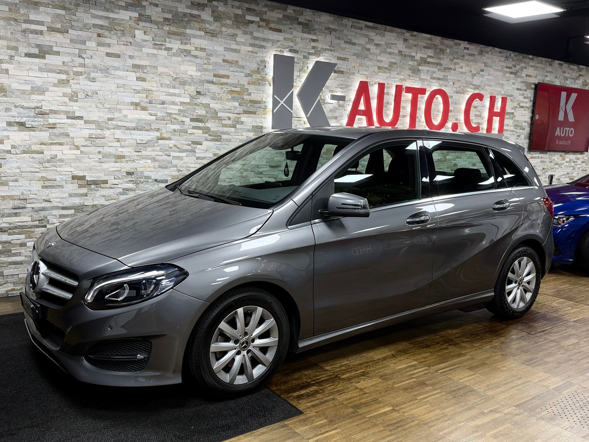 MERCEDES-BENZ B 200 Style 7G-DCT-showroom-element-1