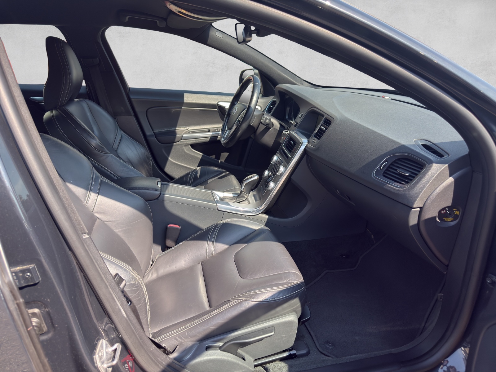 VOLVO V60 D5 Momentum Geartronic-image-17