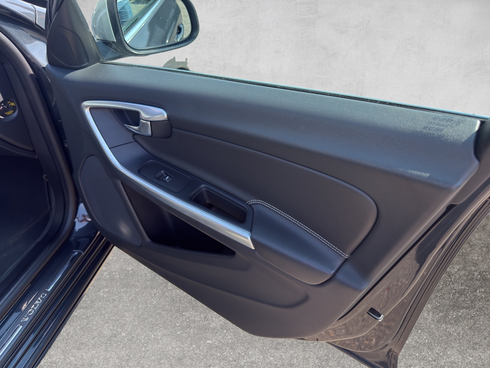 VOLVO V60 D5 Momentum Geartronic-image-18