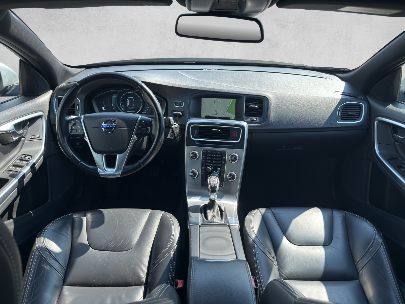 VOLVO V60 D5 Momentum Geartronic-image-9