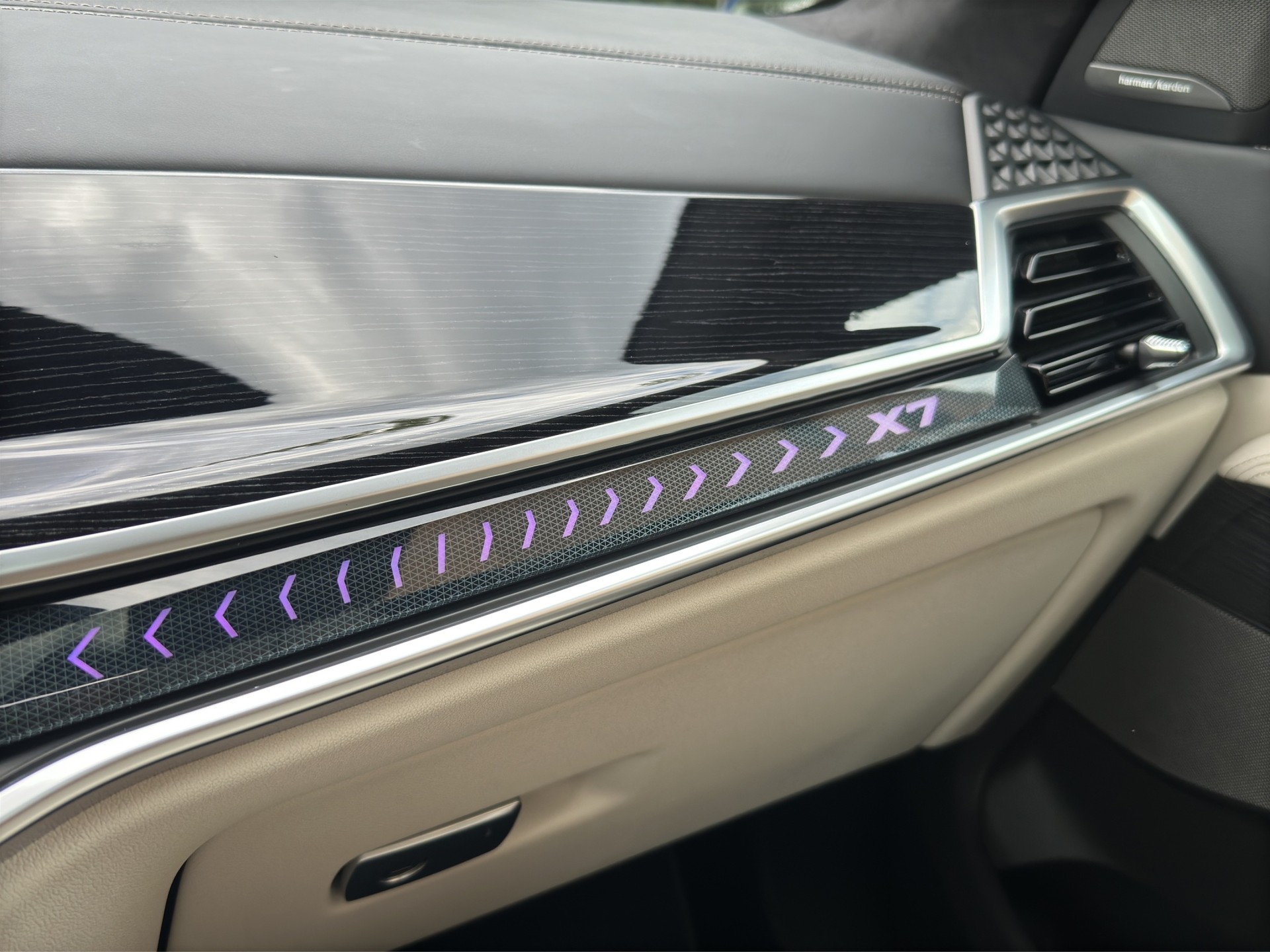 BMW X7 xDrive 48V 40d M Sport Pro (CH) AHK FACELIFT INDIVIDUAL-image-27