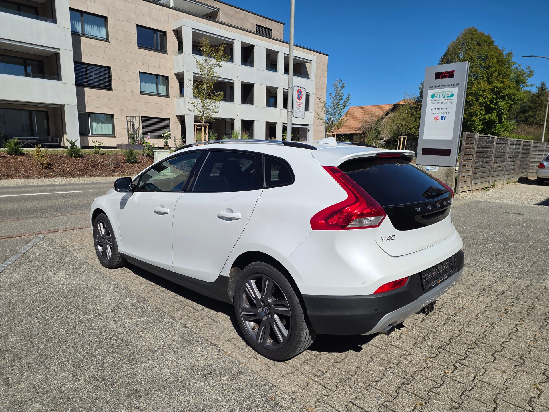 VOLVO V40 Cross Country T5 AWD Summum Geartronic-image-3