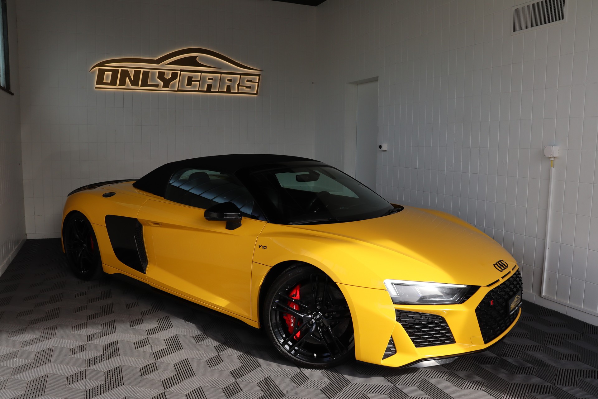 AUDI R8 SPYDER PERFORMANCE S-TRONIC * VEGAS-GELB * BANG & OLUFSEN * KW-GEWINDEFEDERN * VOLLLEDER * RÜCKFAHRKAMERA-showroom-element-3