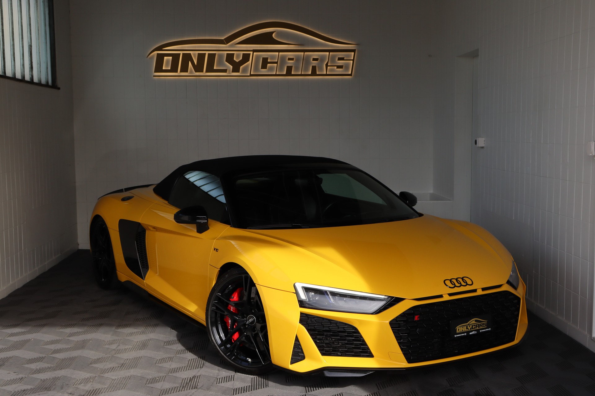 AUDI R8 SPYDER PERFORMANCE S-TRONIC * VEGAS-GELB * BANG & OLUFSEN * KW-GEWINDEFEDERN * VOLLLEDER * RÜCKFAHRKAMERA