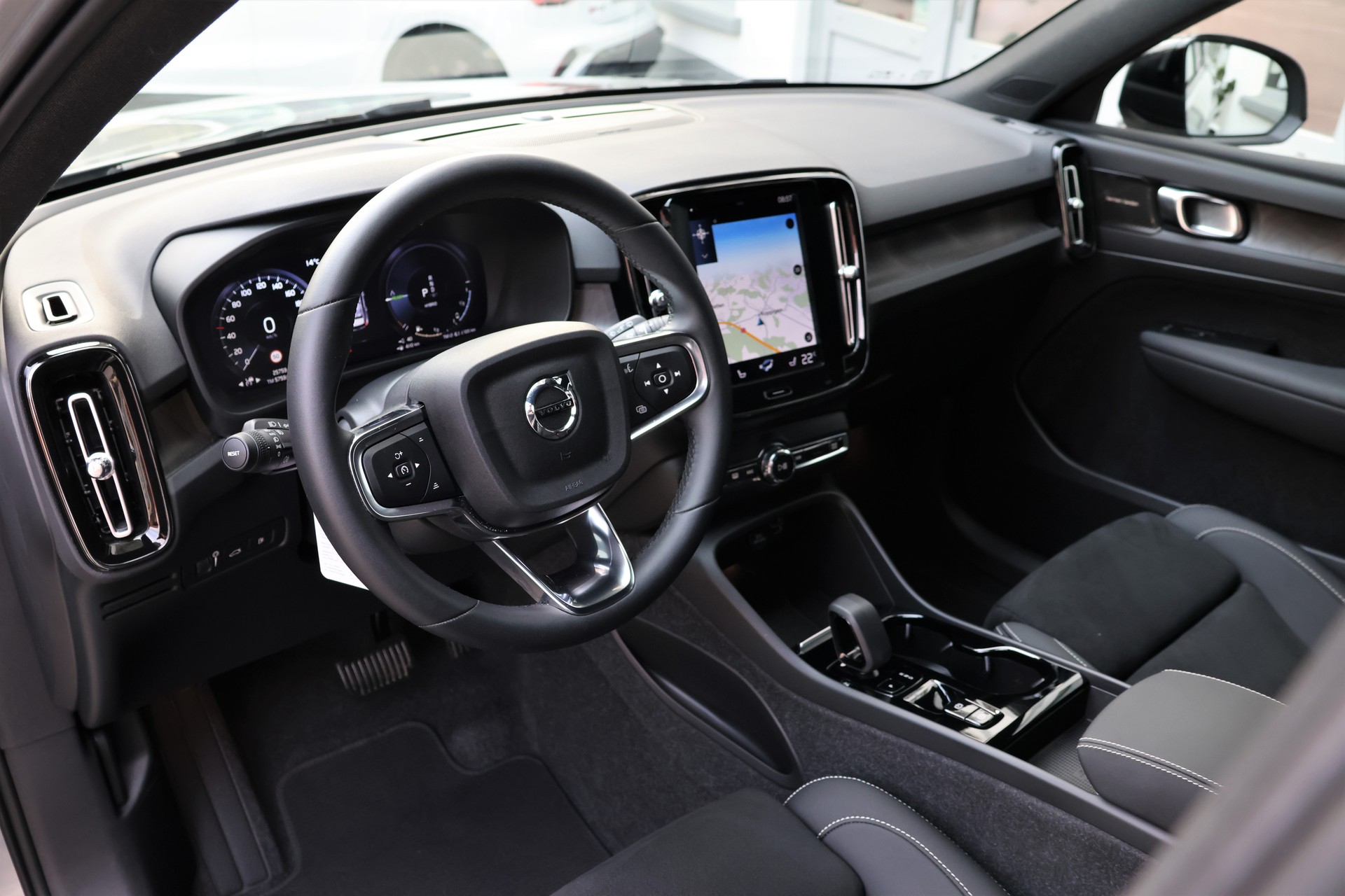 VOLVO XC40 T4 PHEV Plus Dark DCT (CH)-image-9