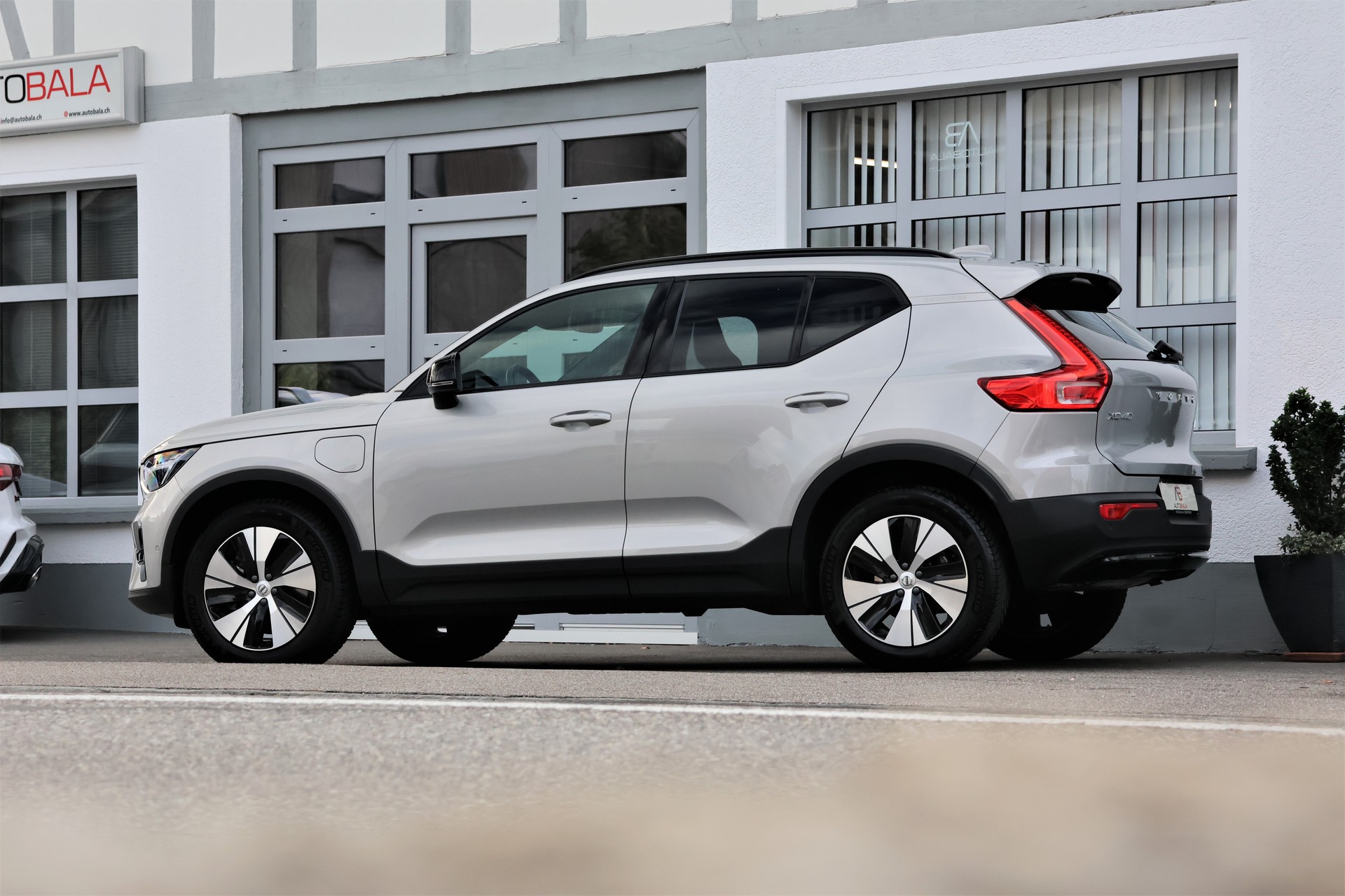 VOLVO XC40 T4 PHEV Plus Dark DCT (CH)-showroom-element-2