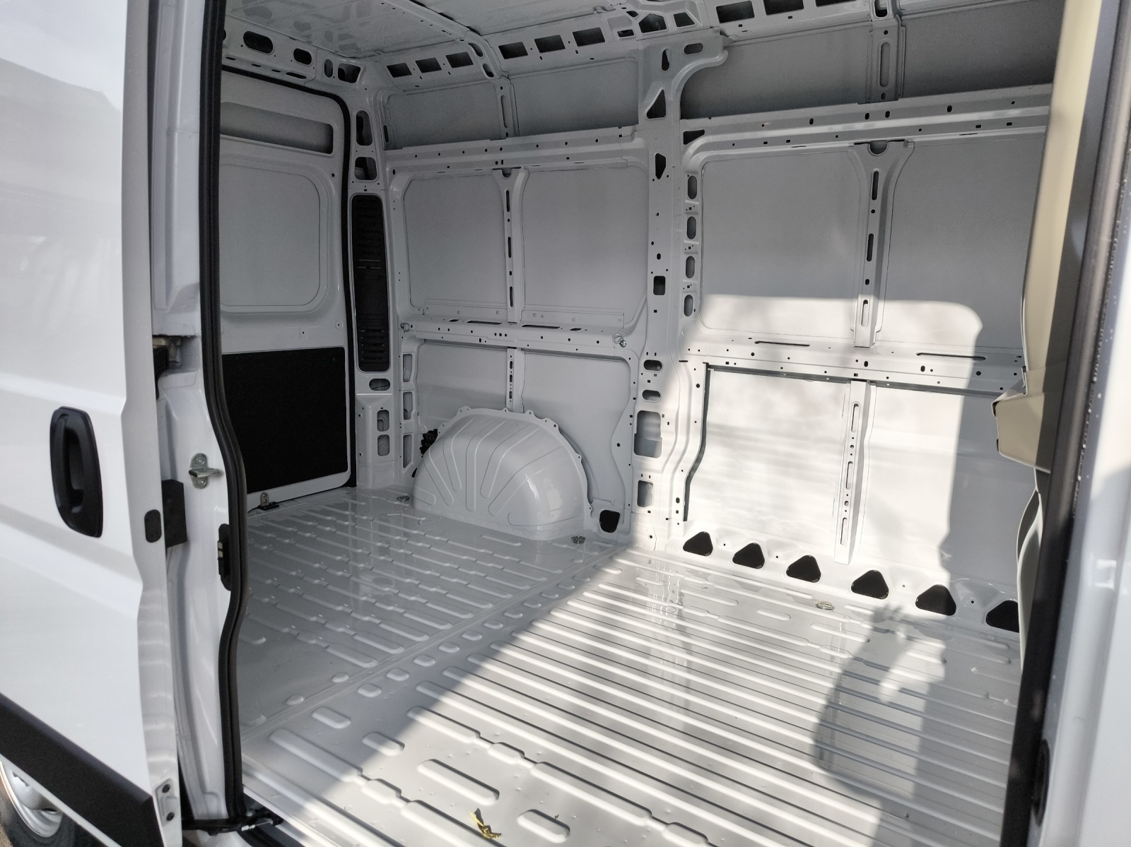 PEUGEOT Boxer Kaw. 335 L2H2 2.2 BlueHDi 140 S/S-image-12