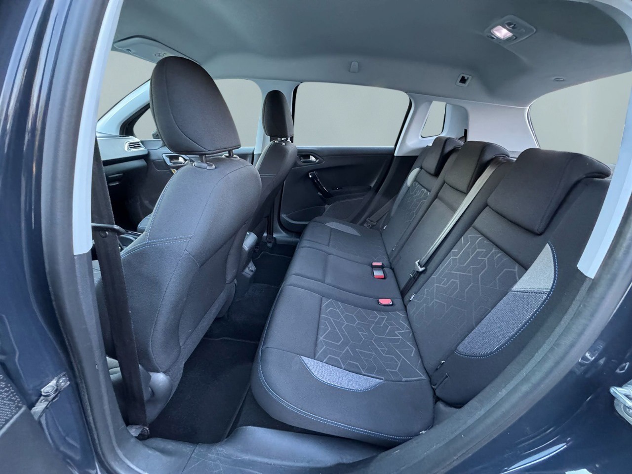 PEUGEOT 2008 1.2 PureTech Allure EAT6-image-7