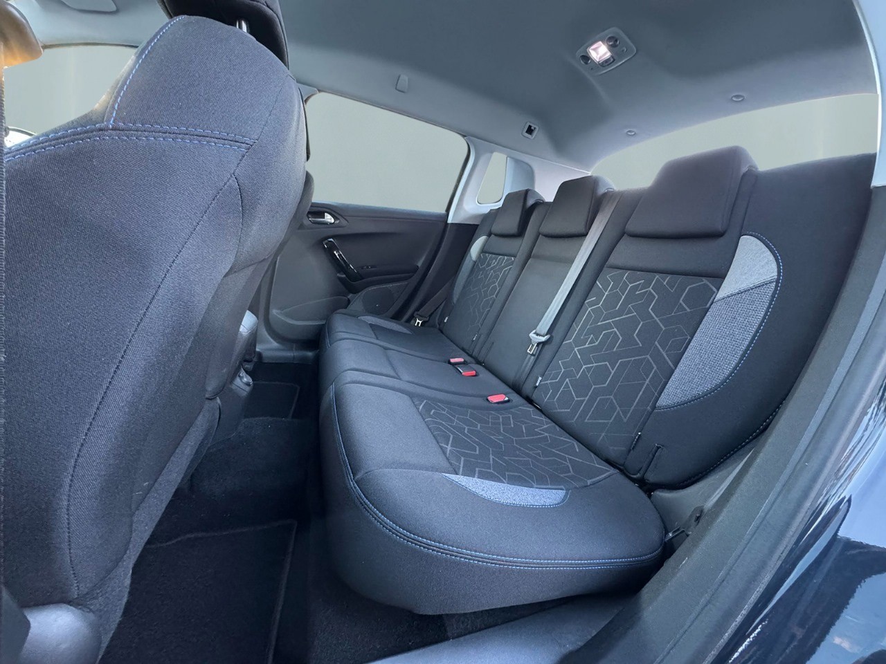 PEUGEOT 2008 1.2 PureTech Allure EAT6-image-6