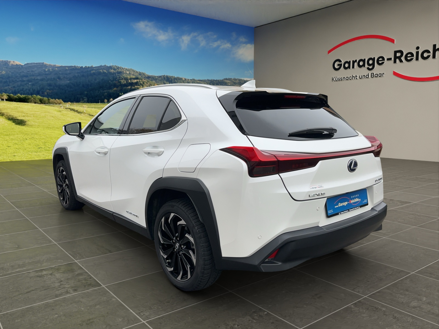 LEXUS UX 300e Excellence-showroom-element-2