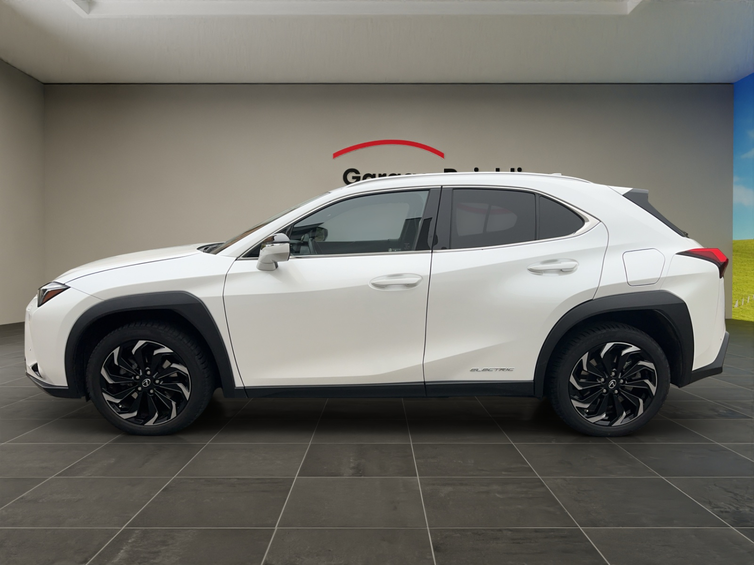 LEXUS UX 300e Excellence-showroom-element-1