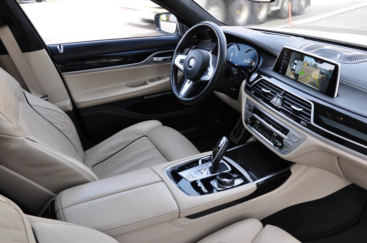 BMW M760Li xDrive Steptronic-image-15