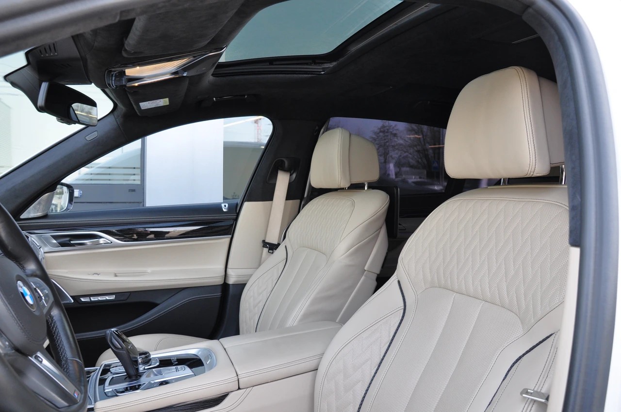 BMW M760Li xDrive Steptronic-image-18