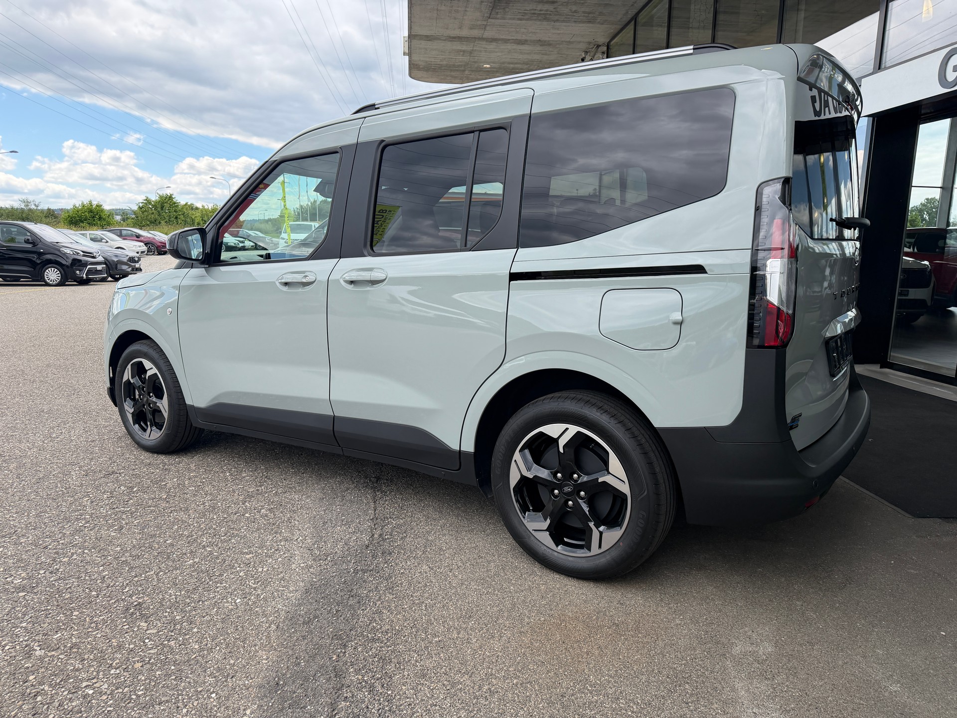 FORD Tourneo Courier Elektro 54kWh Titanium-image-4