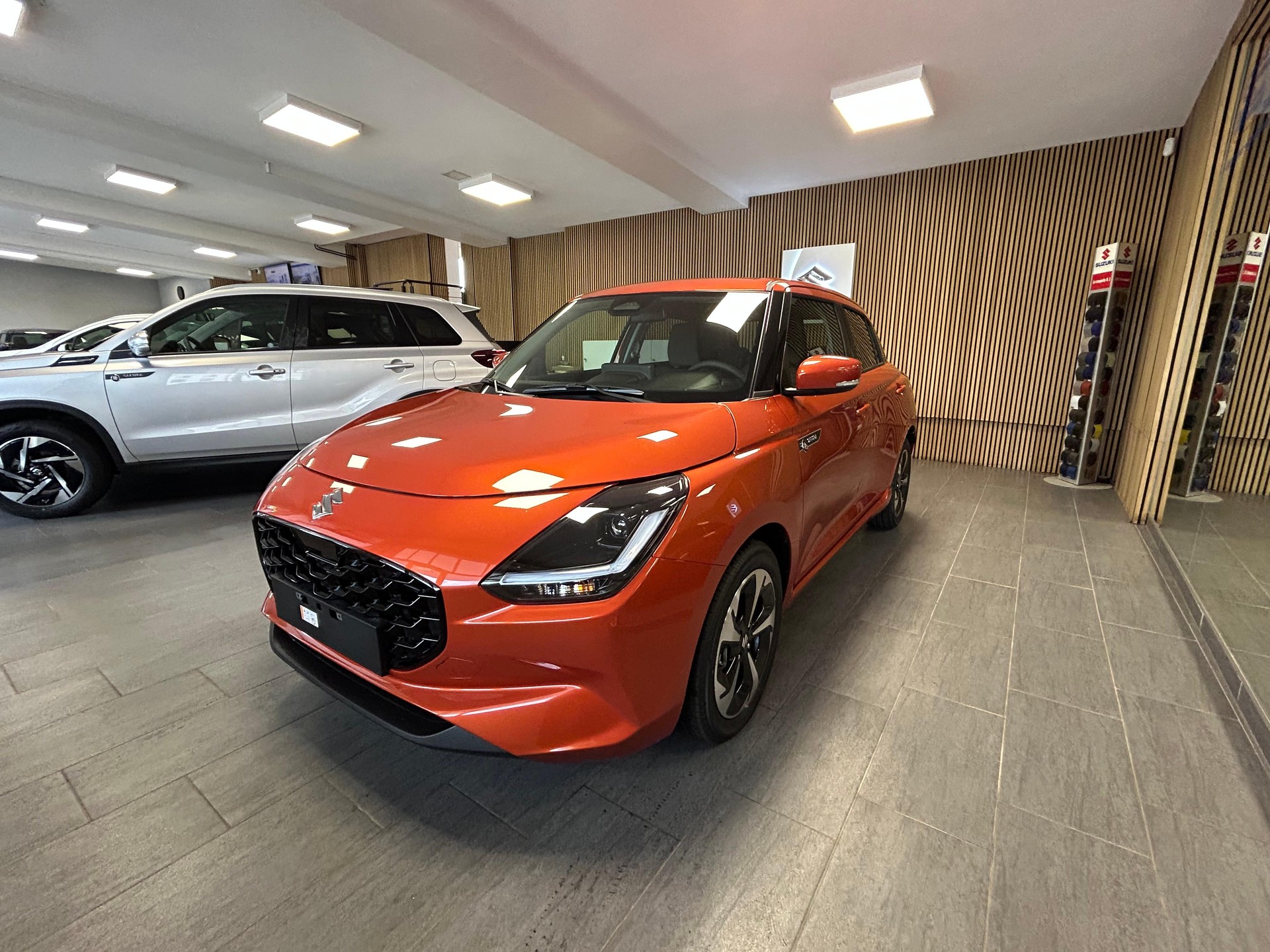 SUZUKI Swift 1.2 Sakura Top Hybrid-showroom-element-3