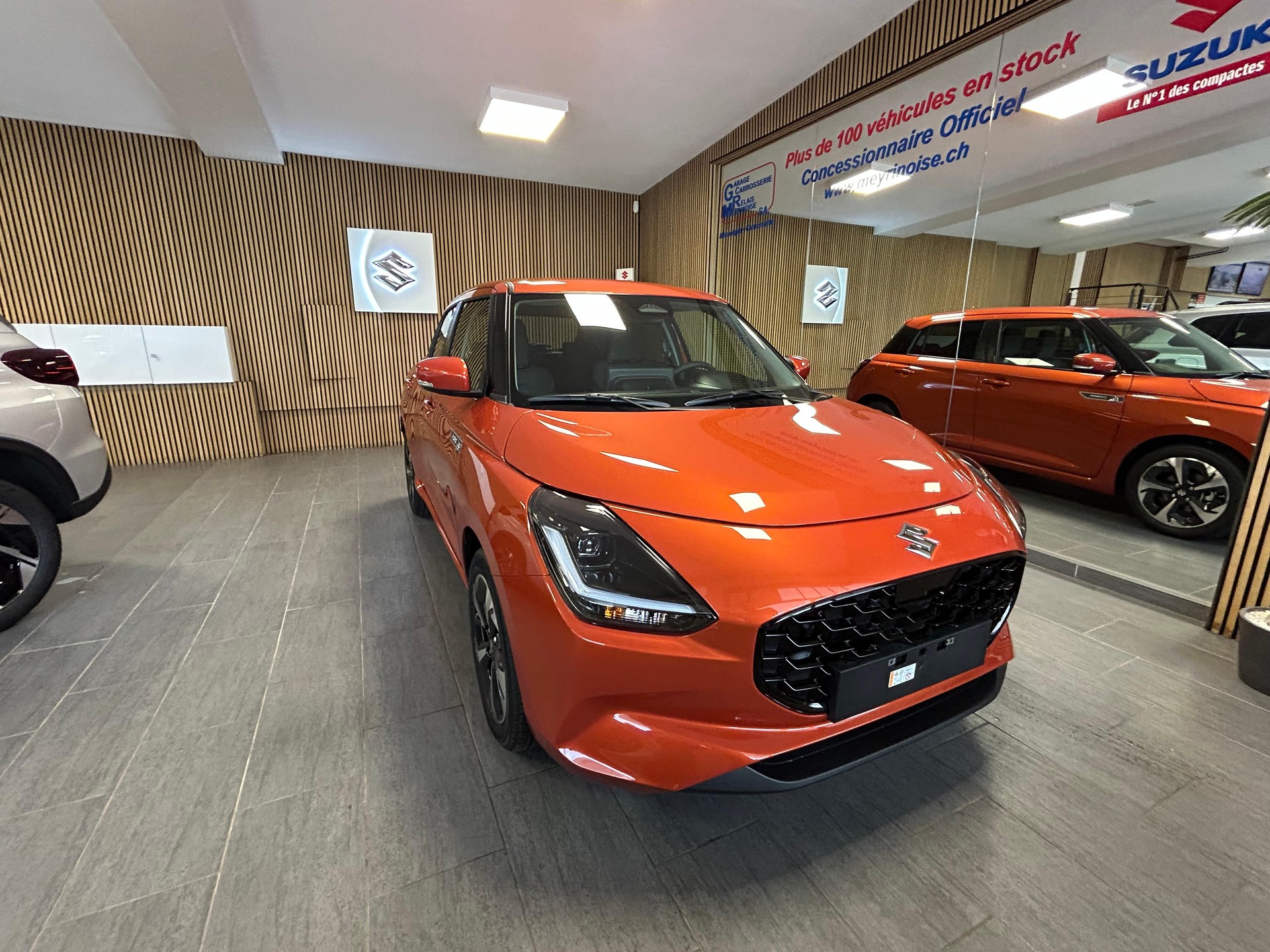 SUZUKI Swift 1.2 Sakura Top Hybrid-showroom-element-1