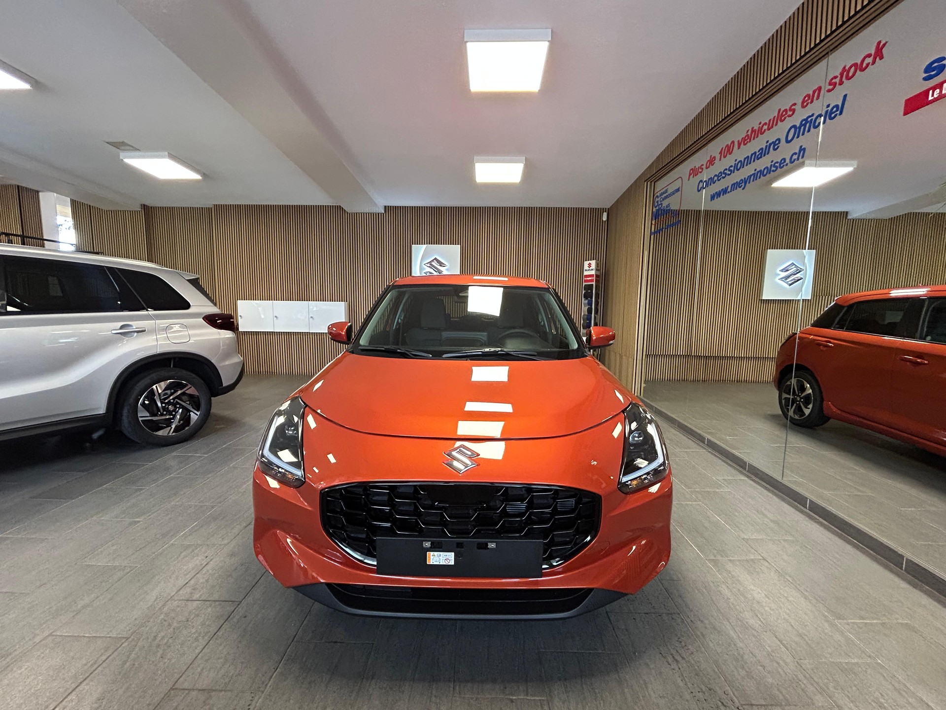 SUZUKI Swift 1.2 Sakura Top Hybrid-showroom-element-2
