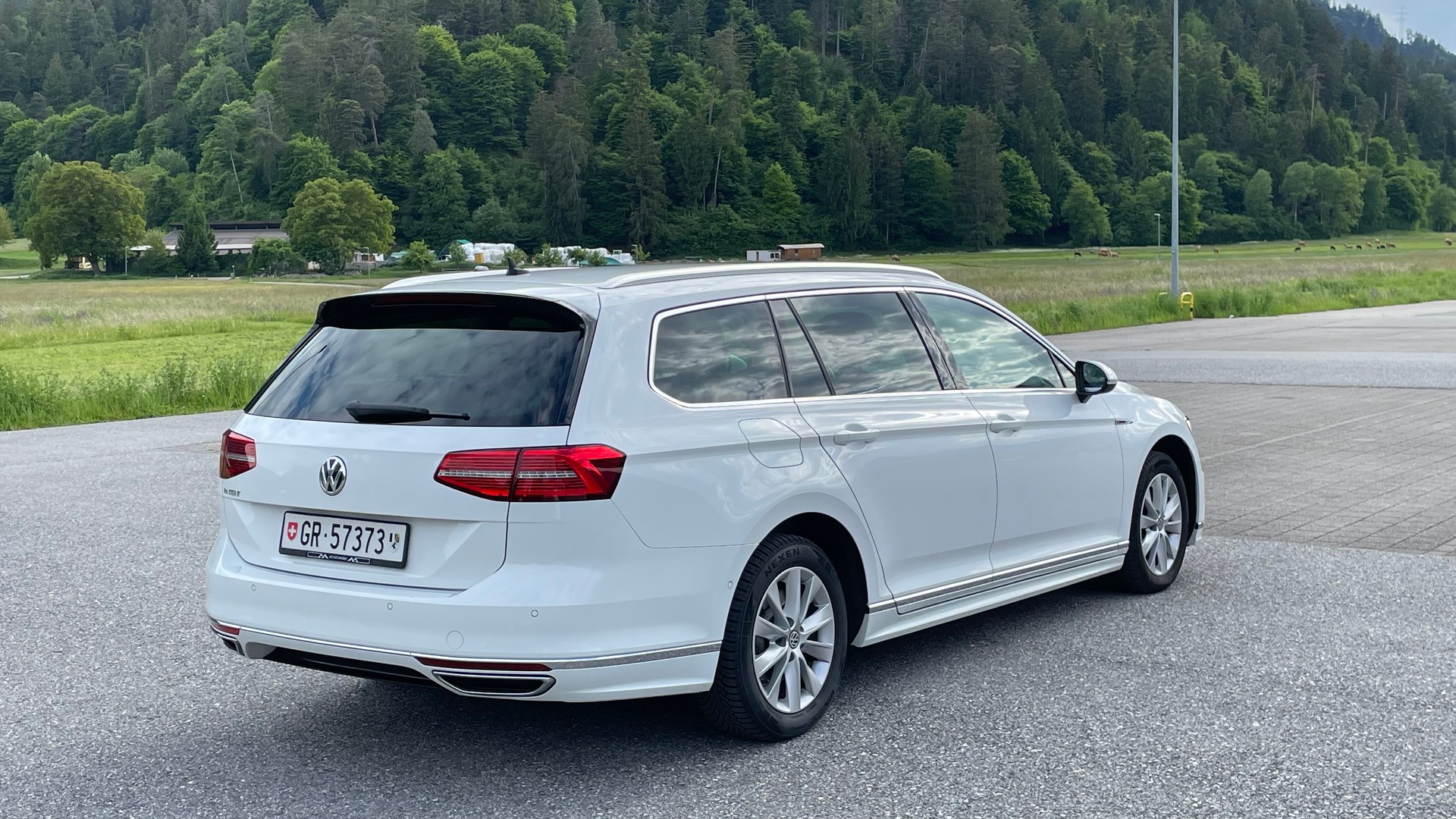 VW Passat Variant 2.0 TDI BMT Sport DSG 4Motion-image-4