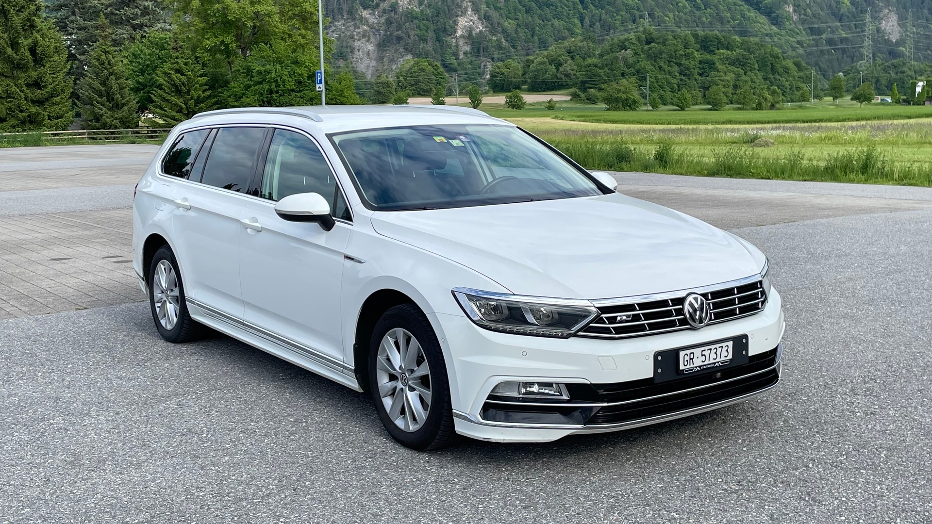 VW Passat Variant 2.0 TDI BMT Sport DSG 4Motion-image-2