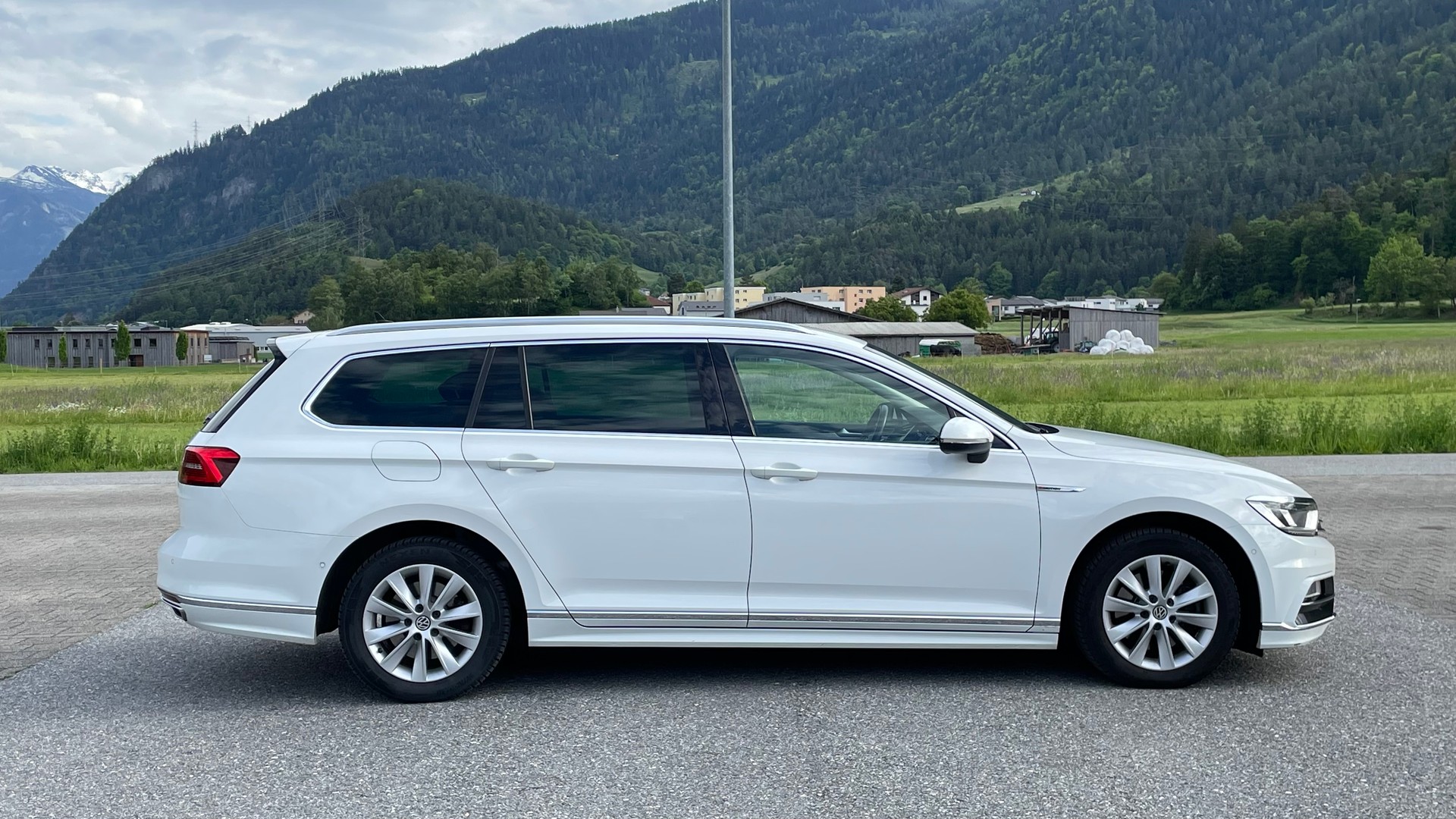 VW Passat Variant 2.0 TDI BMT Sport DSG 4Motion-image-3