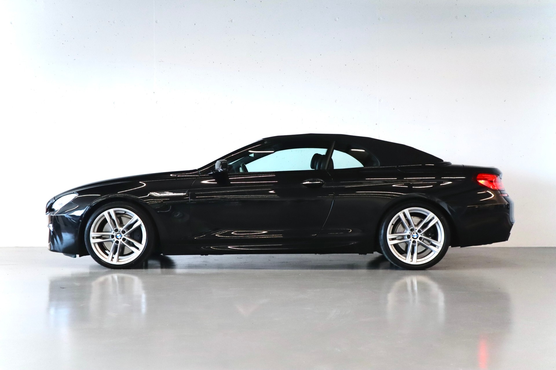 BMW 650i Cabrio-showroom-element-2