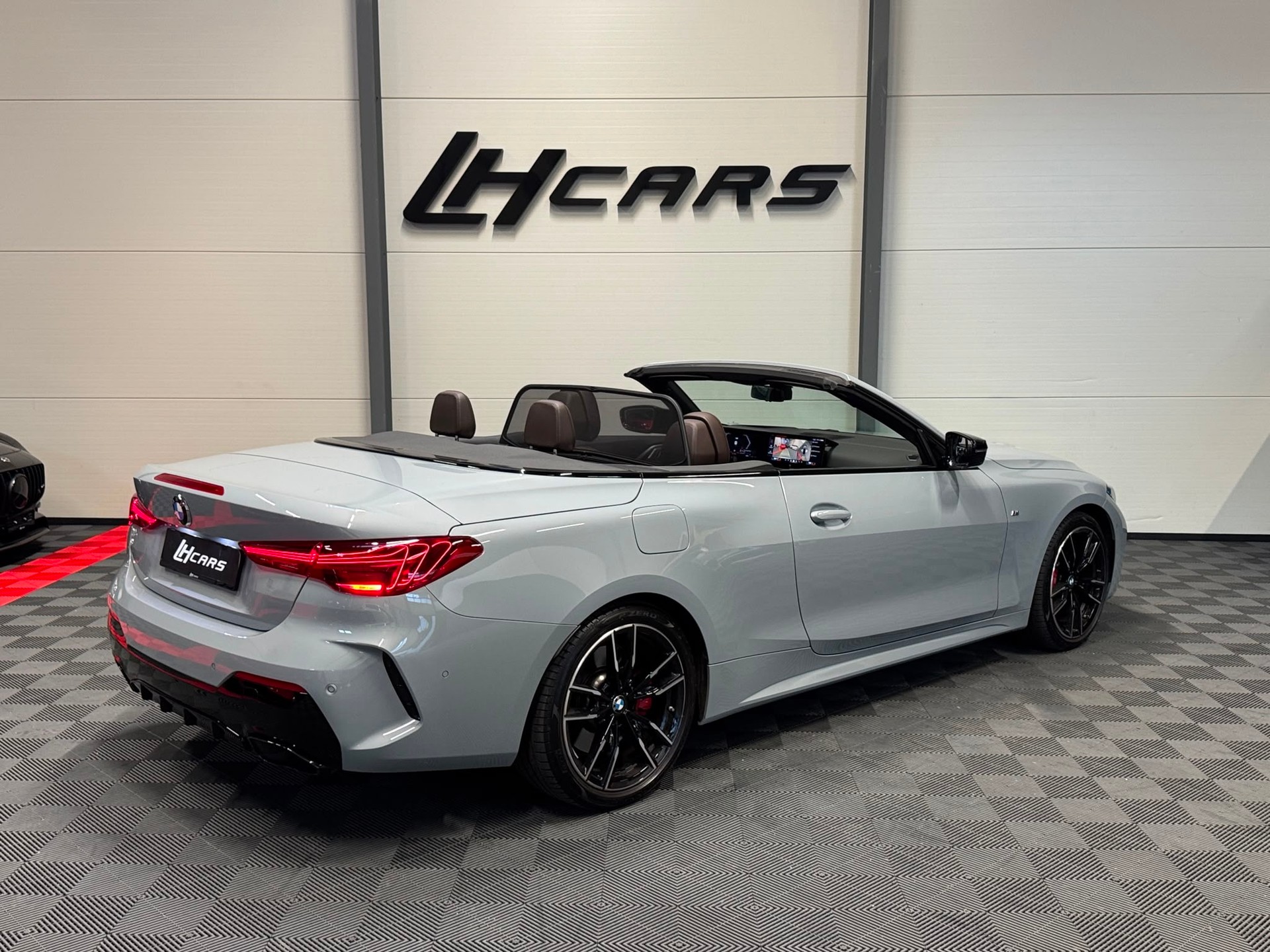 BMW M440i xDrive Cabrio-image-4