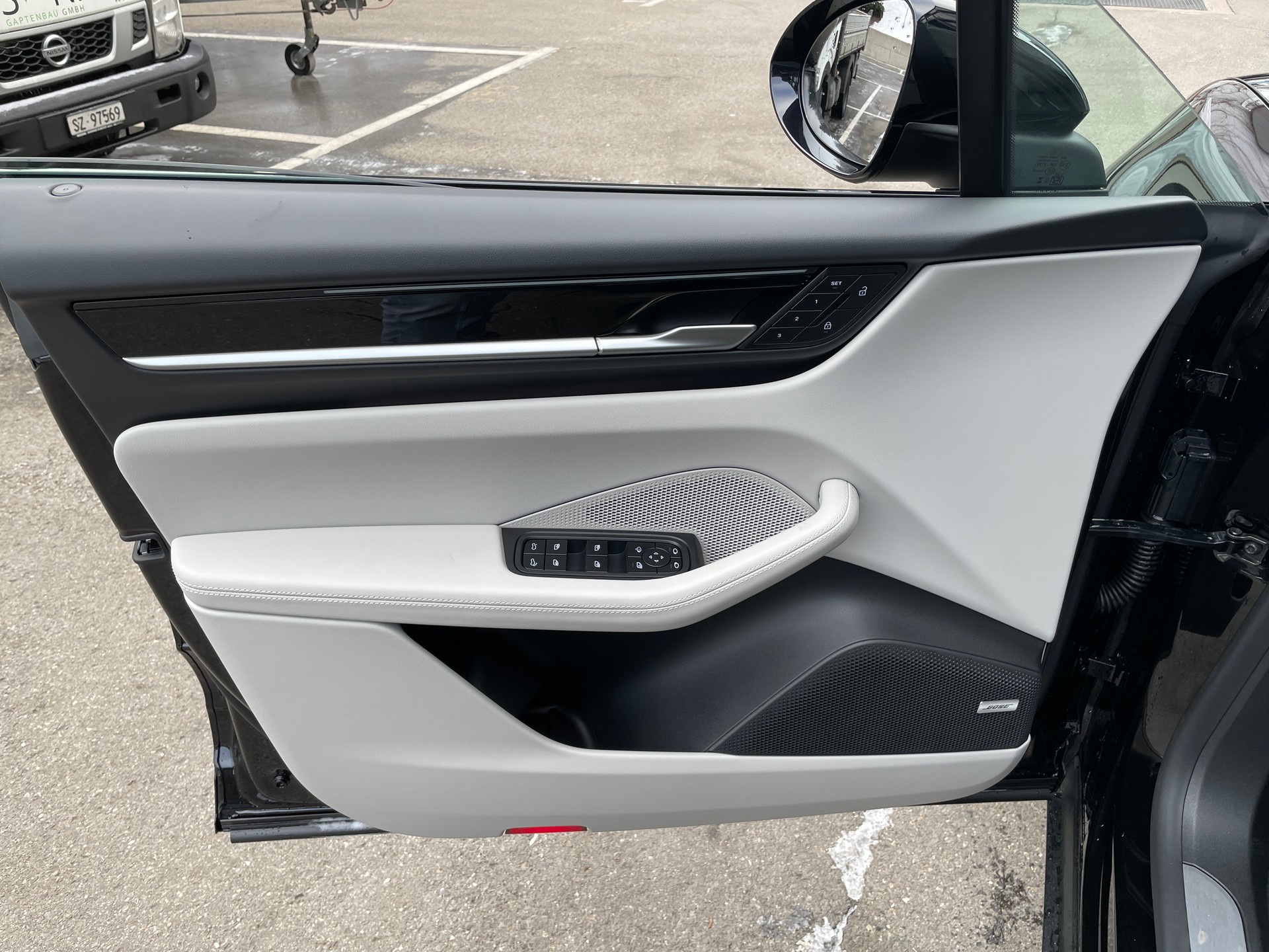 PORSCHE Macan 4 100kWh, Luftfederung, Panoramadach, usw-image-10