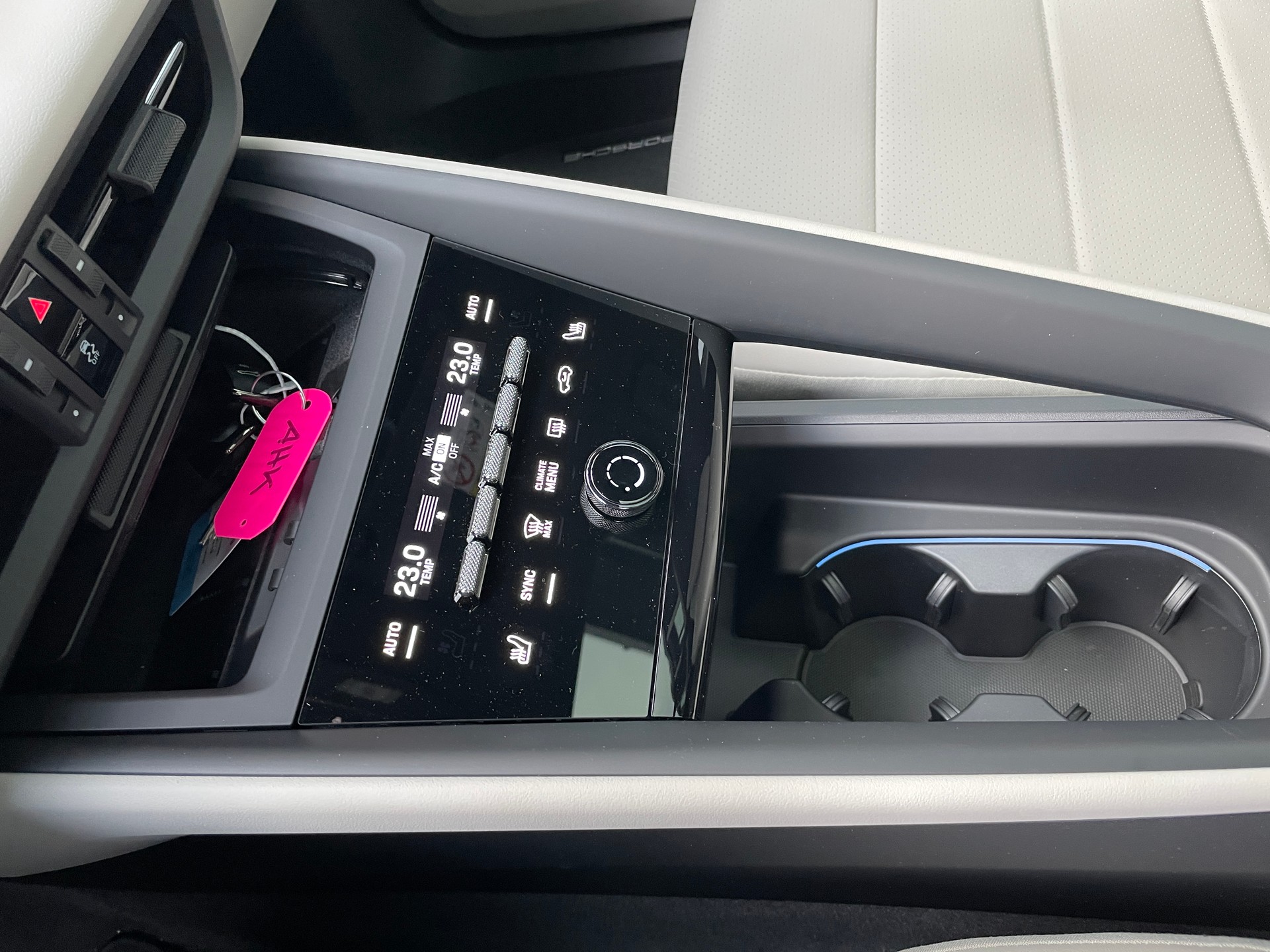 PORSCHE Macan 4 100kWh, Luftfederung, Panoramadach, usw-image-24