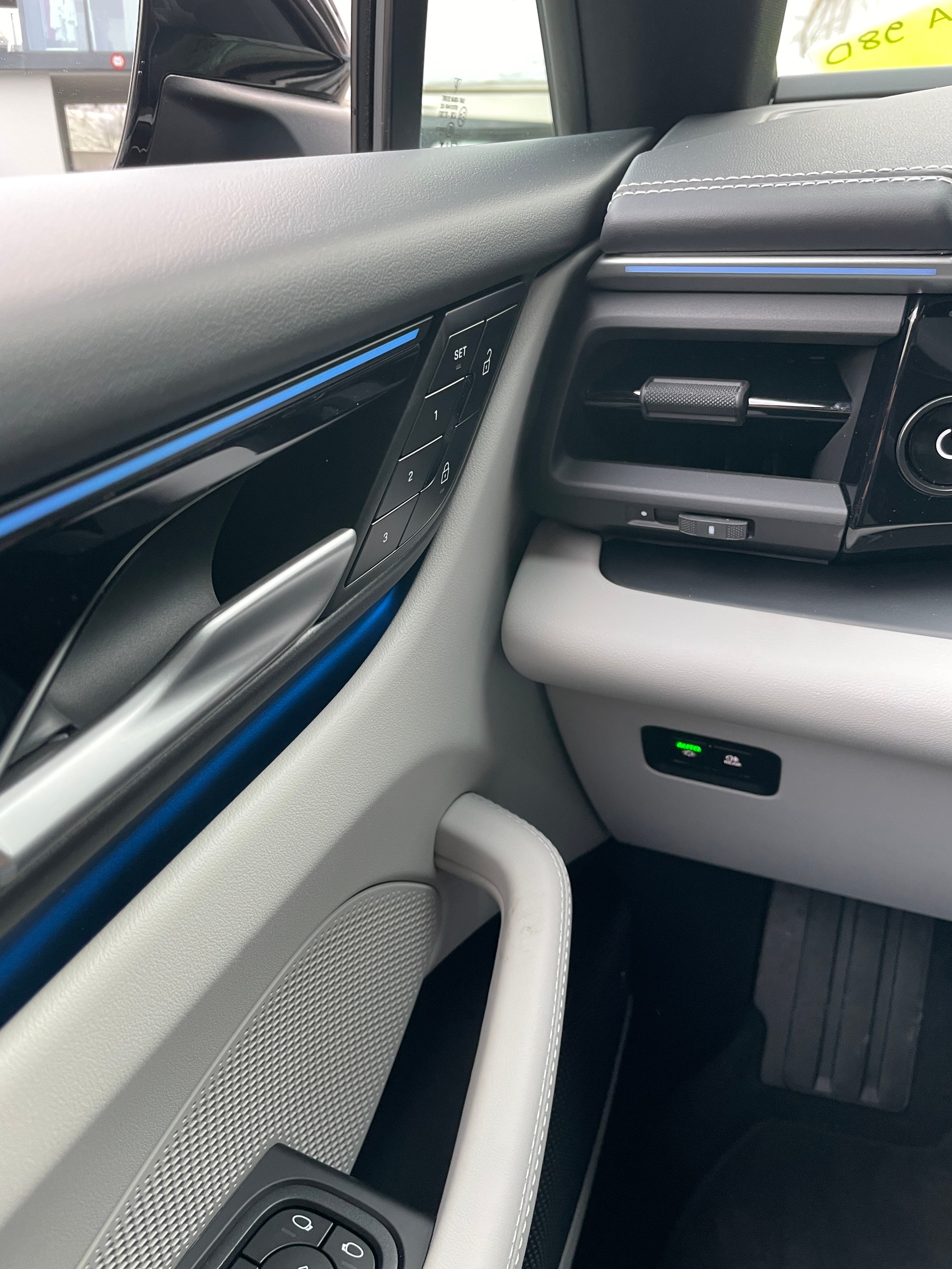 PORSCHE Macan 4 100kWh, Luftfederung, Panoramadach, usw-image-21