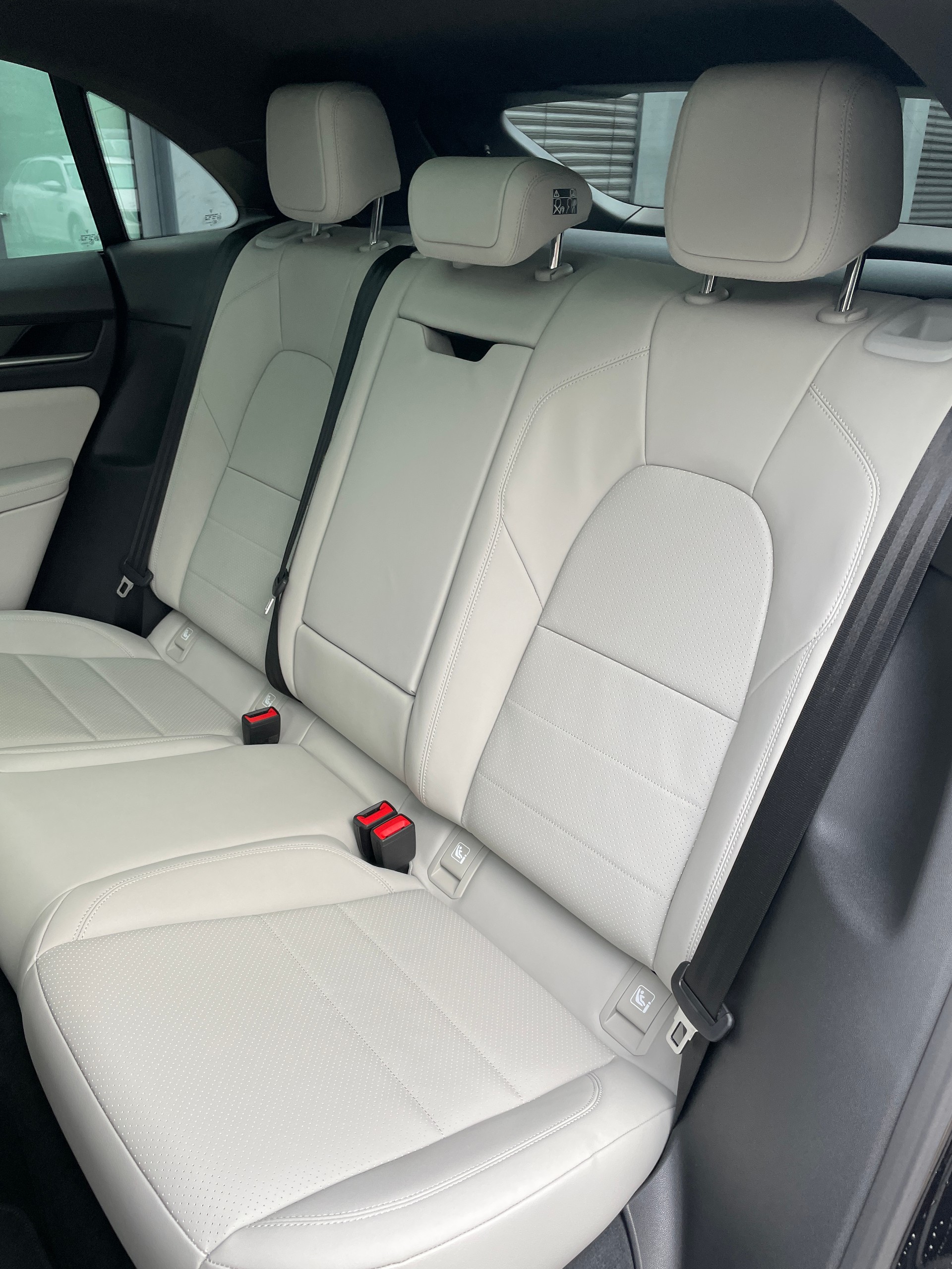PORSCHE Macan 4 100kWh, Luftfederung, Panoramadach, usw-image-14