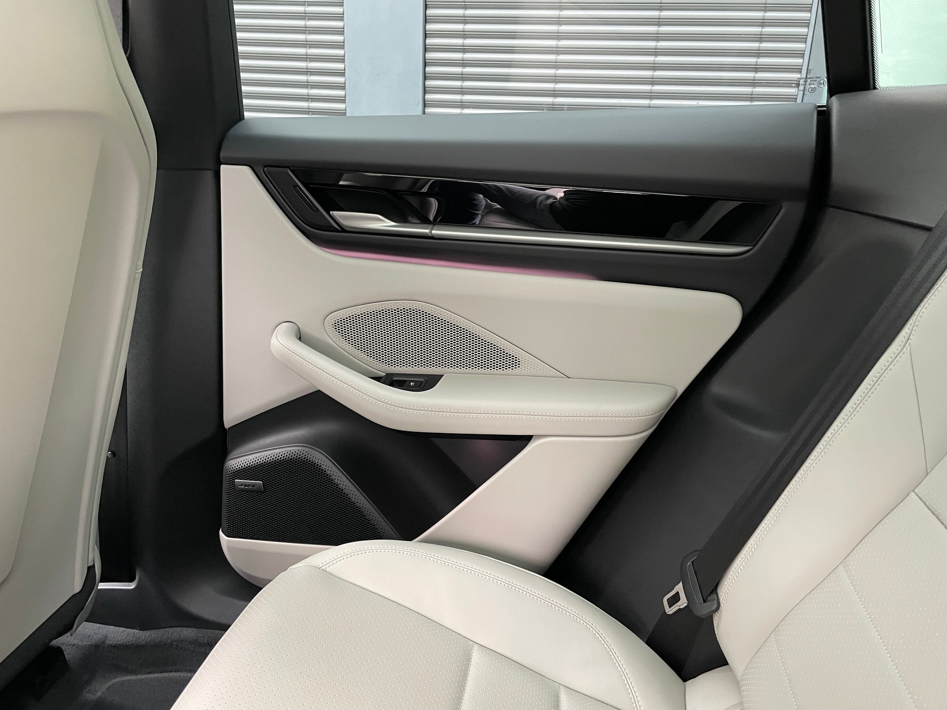 PORSCHE Macan 4 100kWh, Luftfederung, Panoramadach, usw-image-20