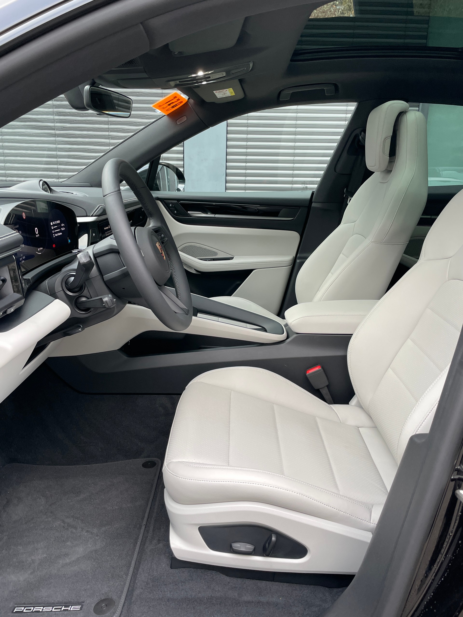 PORSCHE Macan 4 100kWh, Luftfederung, Panoramadach, usw-image-13