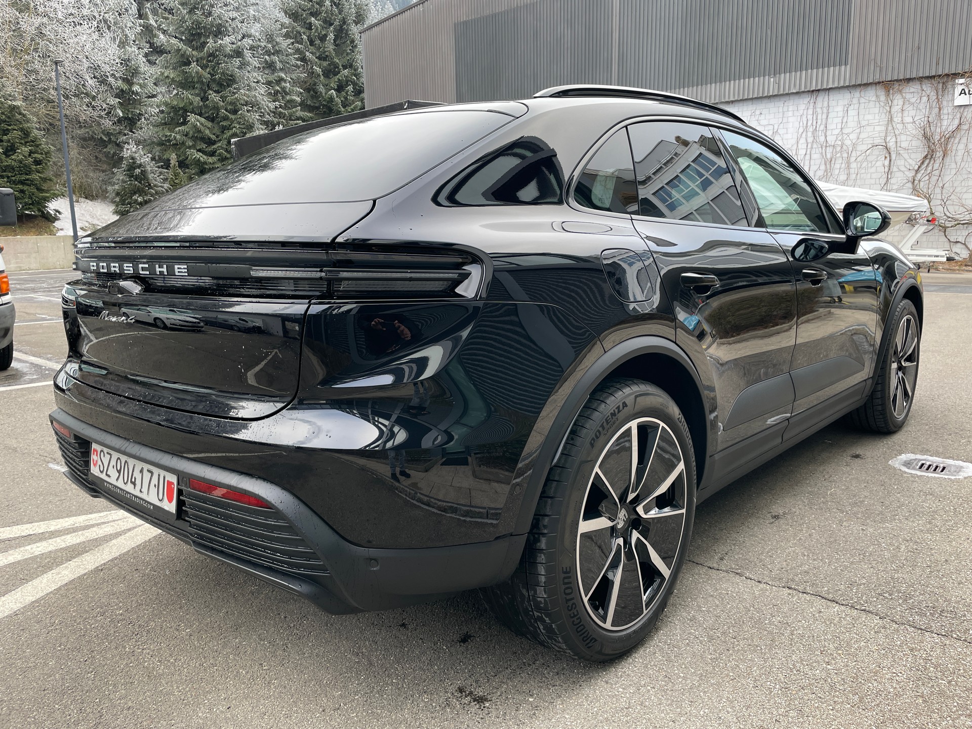 PORSCHE Macan 4 100kWh, Luftfederung, Panoramadach, usw-image-6
