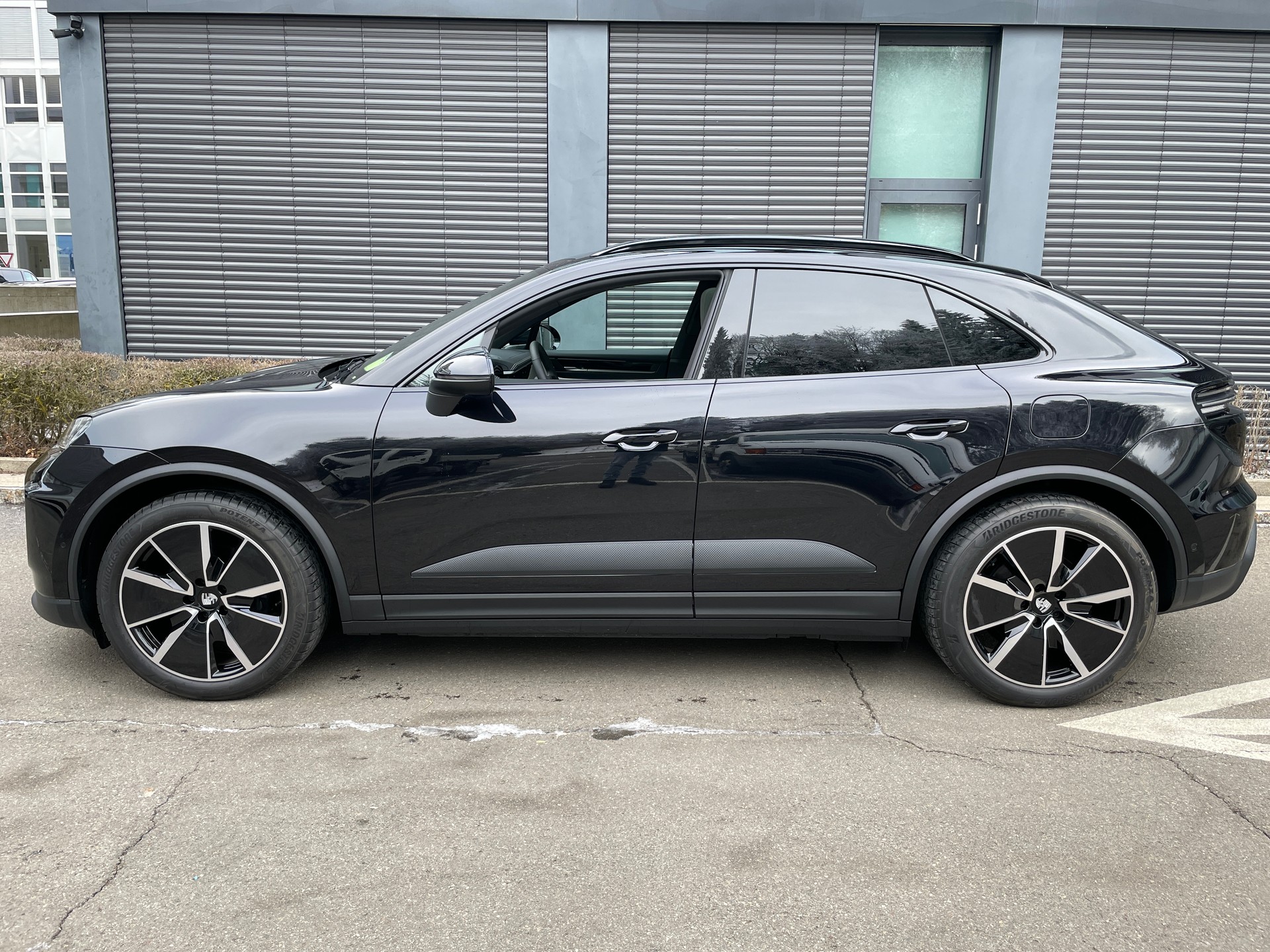 PORSCHE Macan 4 100kWh, Luftfederung, Panoramadach, usw-showroom-element-1